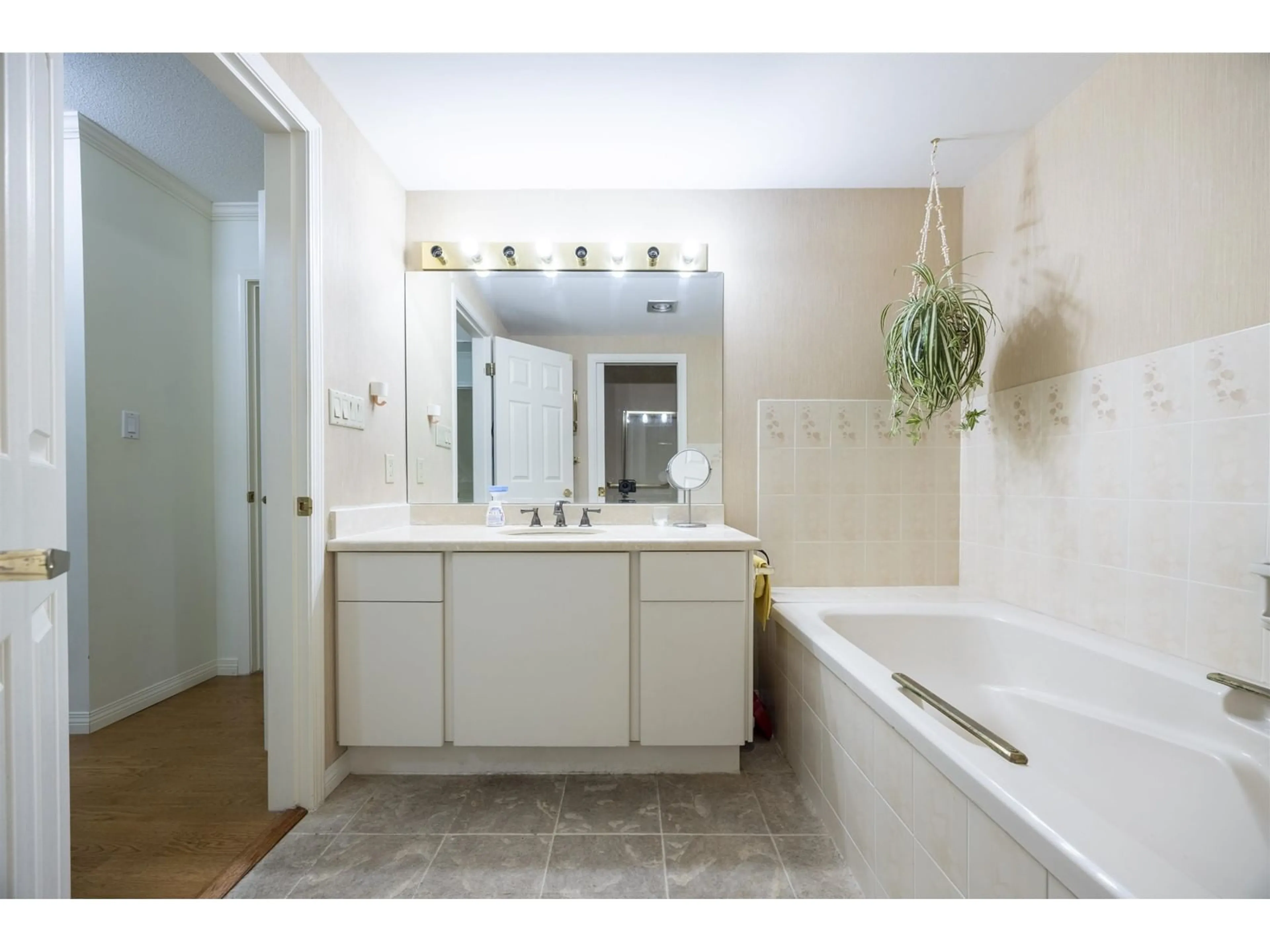 Unknown for 110 - 15300 17, Surrey British Columbia V4A8Y6