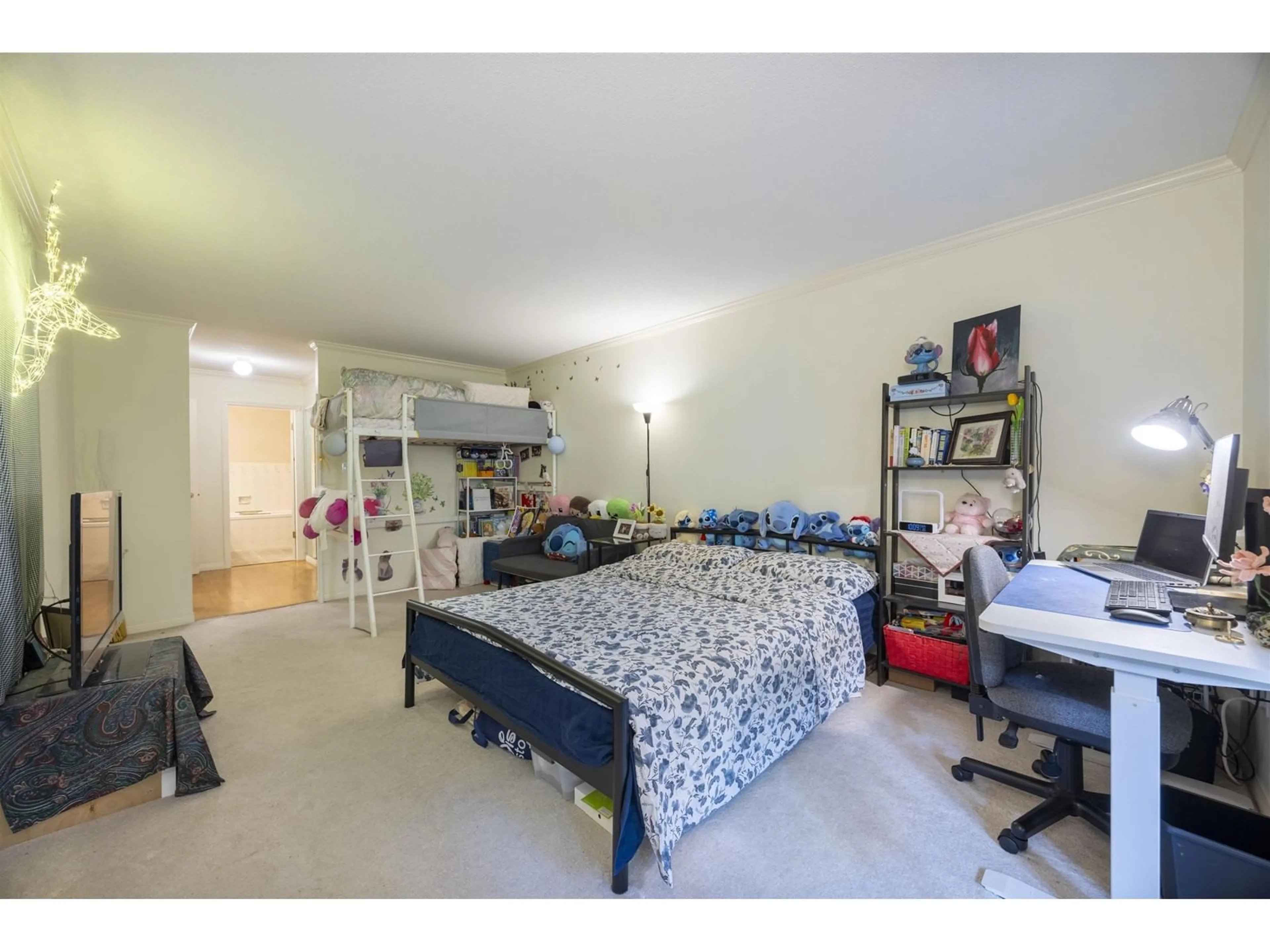 A pic of a room for 110 - 15300 17, Surrey British Columbia V4A8Y6