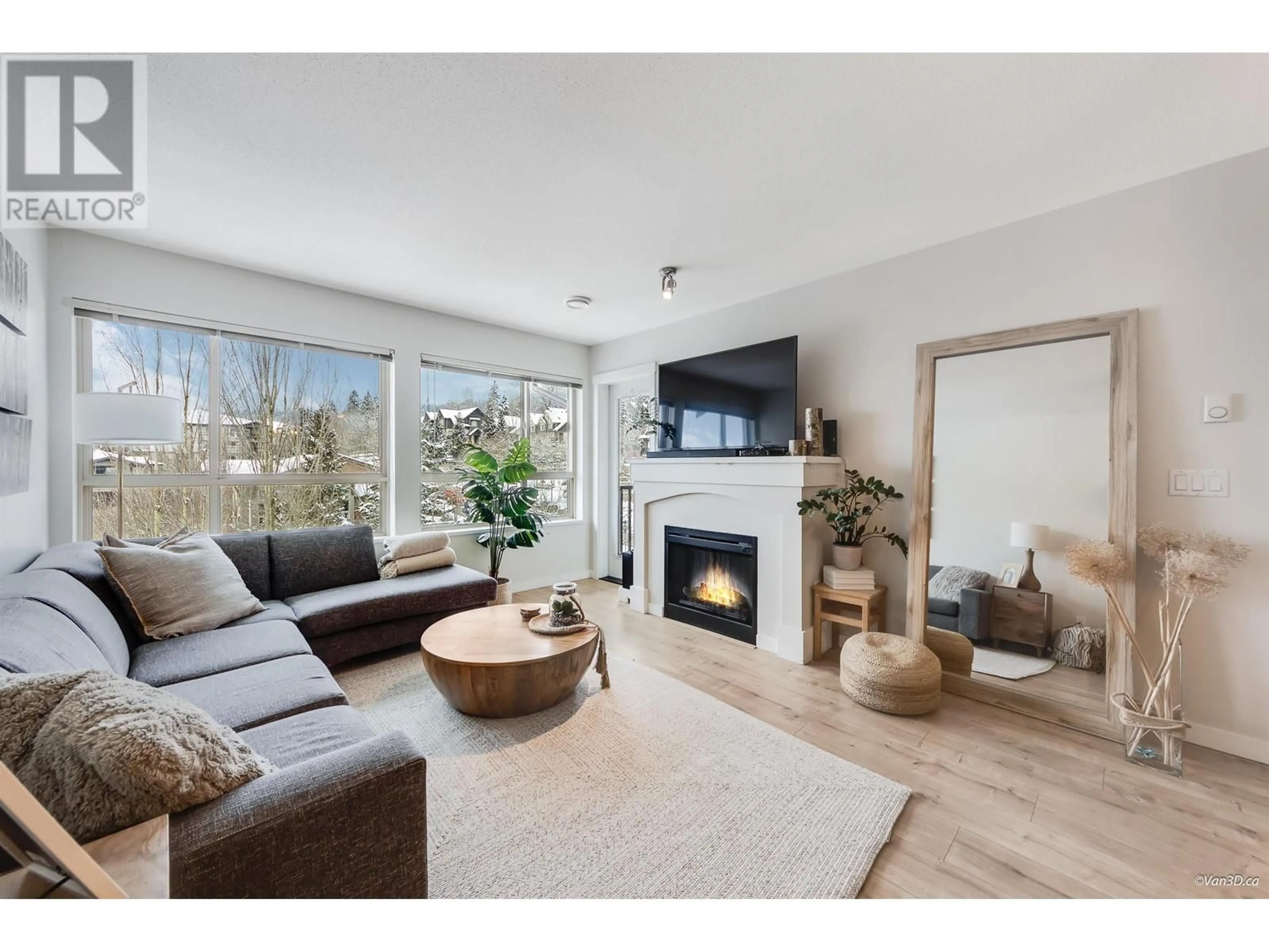 Living room with furniture, wood/laminate floor for 517 - 3110 DAYANEE SPRINGS BOULEVARD, Coquitlam British Columbia V3E0B4