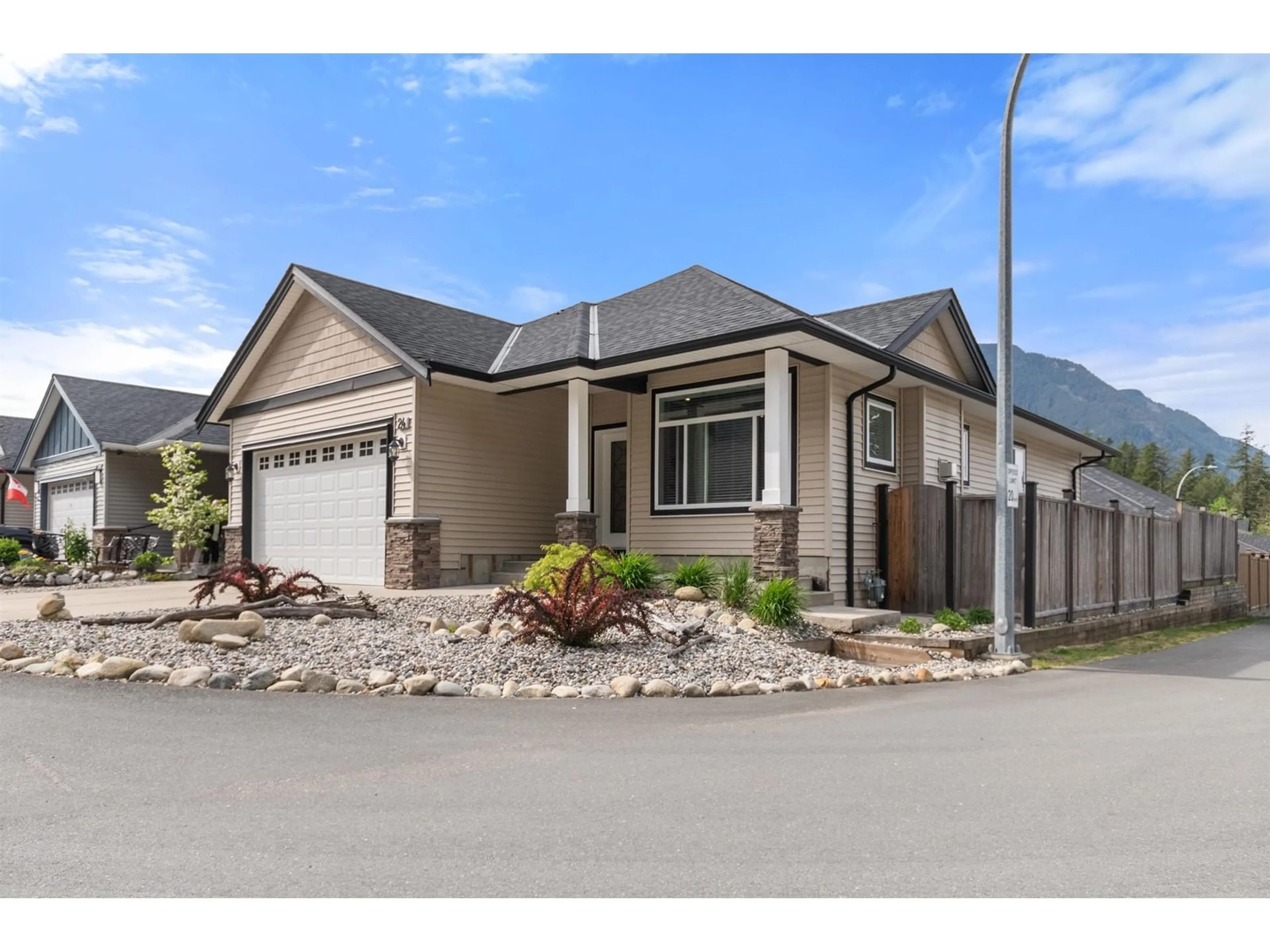 Home with vinyl exterior material, street for 24 - 20118 BEACON ROAD, Hope British Columbia V0X1L2