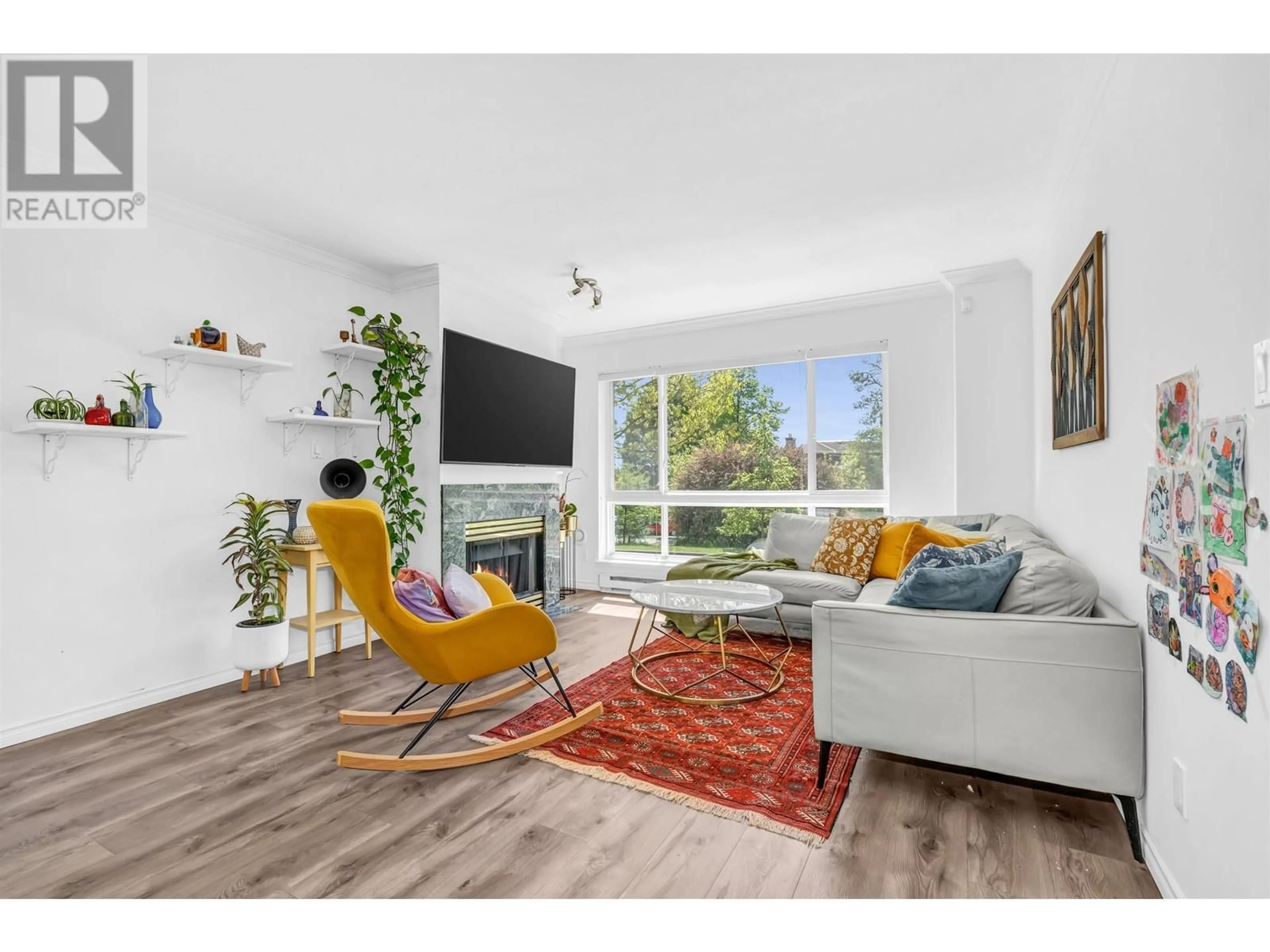 Living room with furniture, wood/laminate floor for 2 - 250 KEITH ROAD, North Vancouver British Columbia V7L1V5