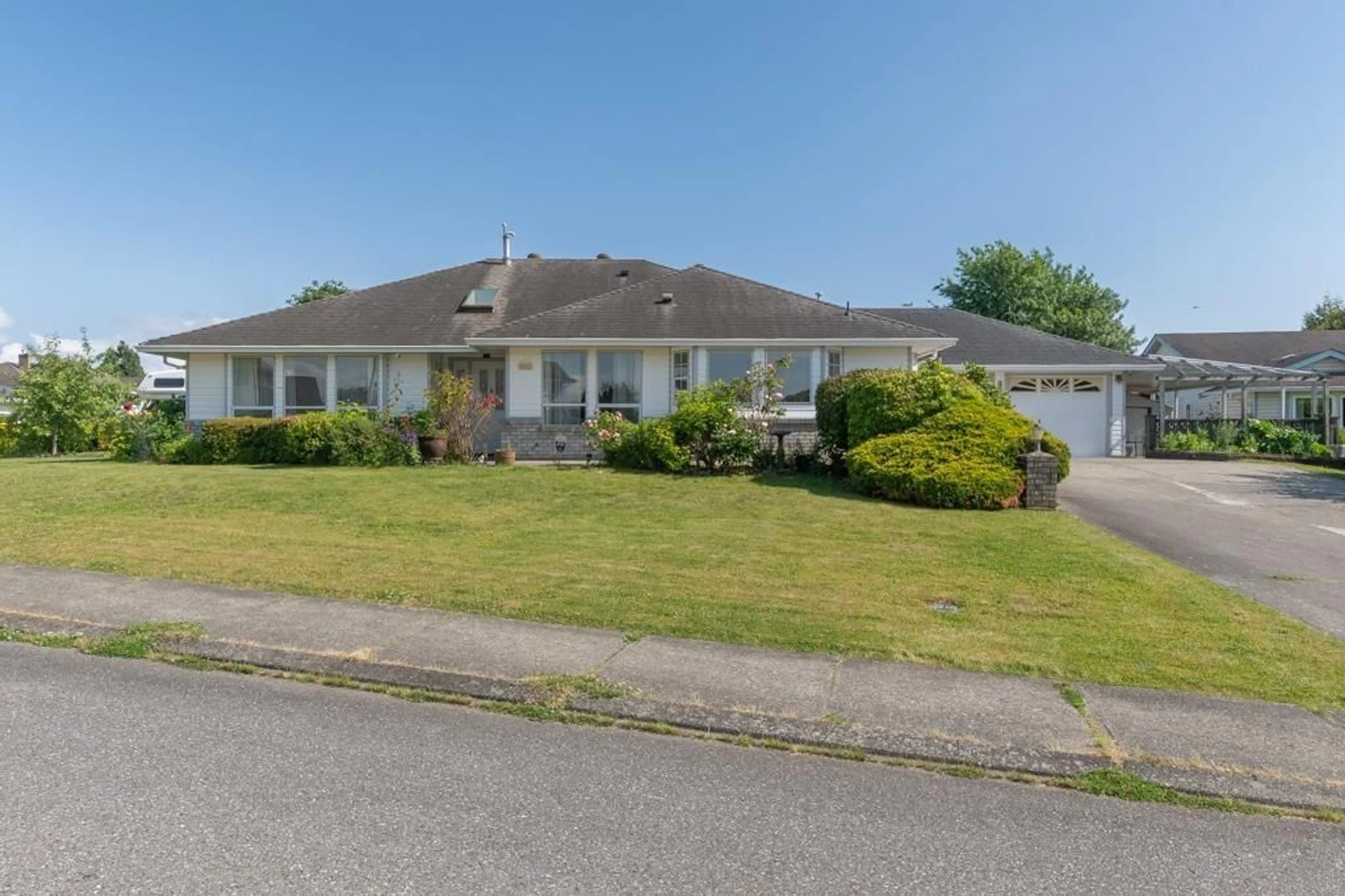 A pic from outside/outdoor area/front of a property/back of a property/a pic from drone, street for 32127 BALFOUR, Abbotsford British Columbia V2T5C2