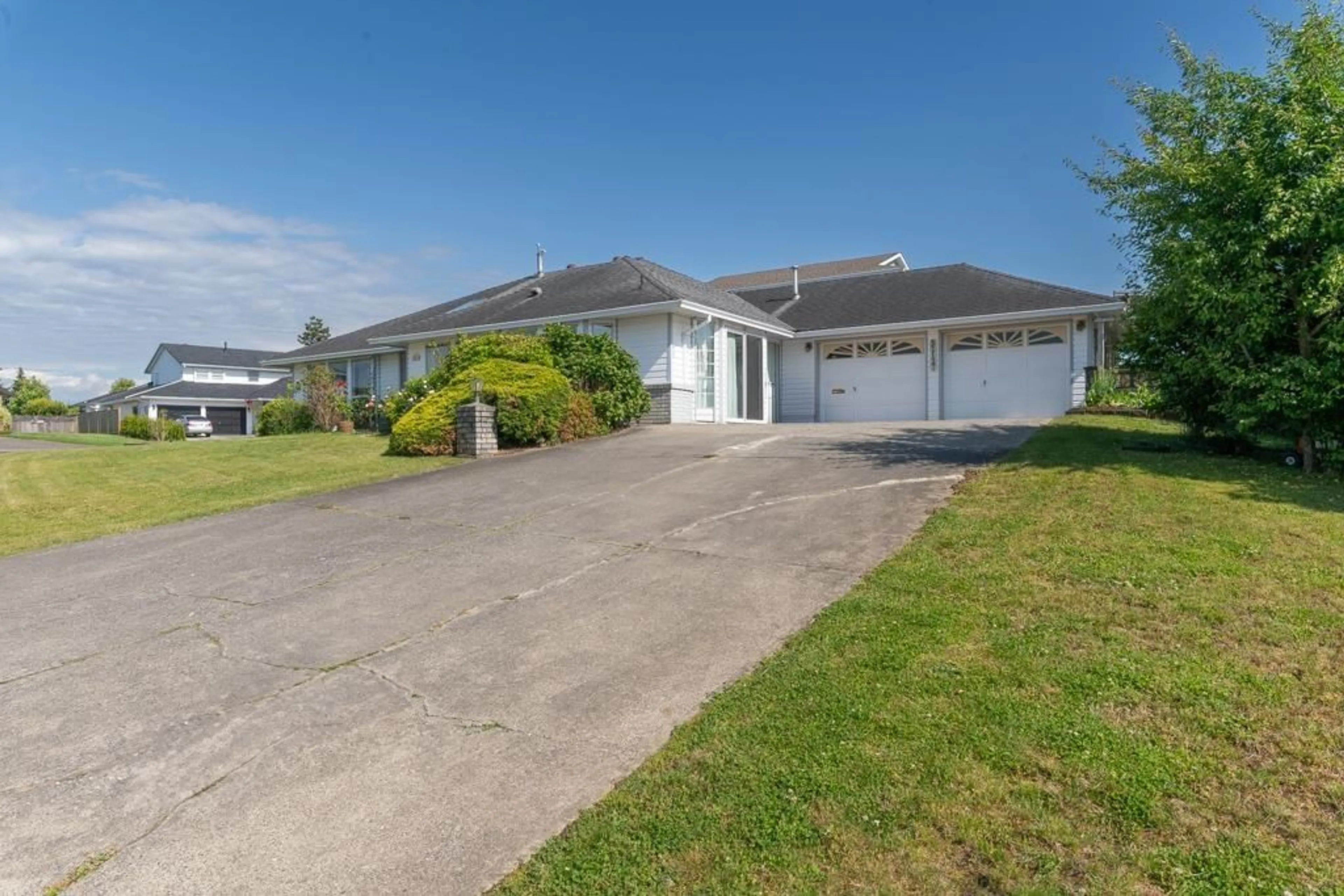 A pic from outside/outdoor area/front of a property/back of a property/a pic from drone, street for 32127 BALFOUR, Abbotsford British Columbia V2T5C2