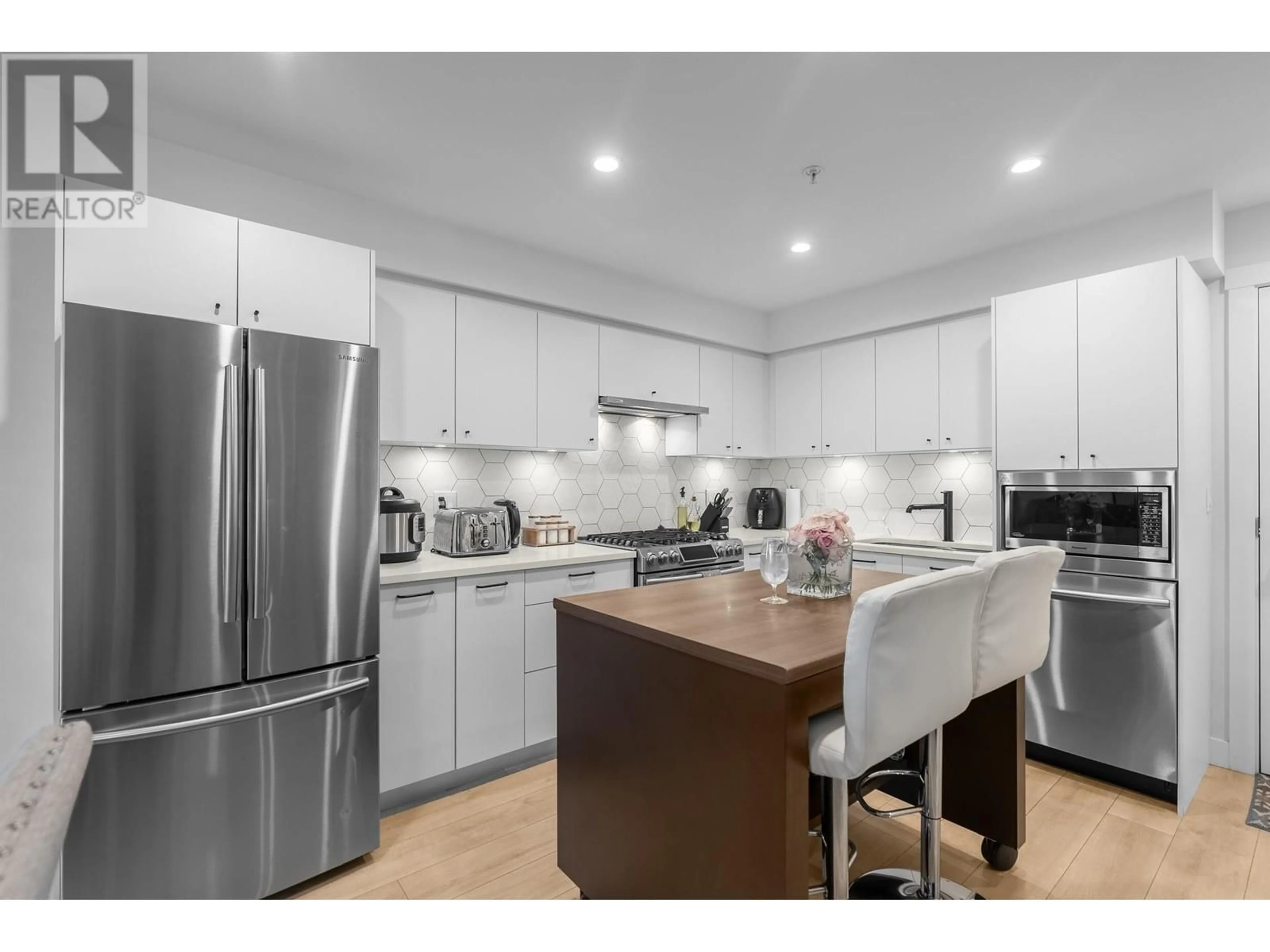 Open concept kitchen, wood/laminate floor for 1519 CROWN STREET, North Vancouver British Columbia V7J1G6