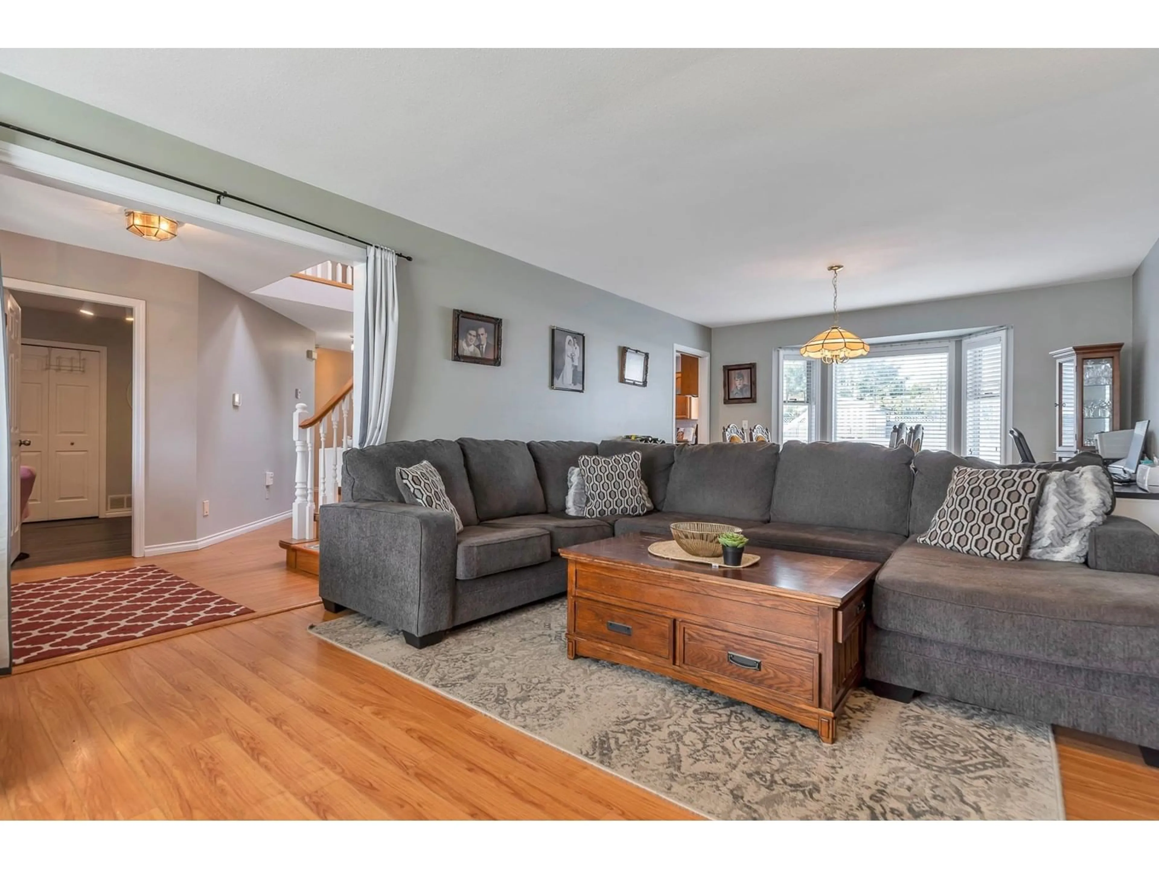 Living room with furniture, wood/laminate floor for 14275 85B, Surrey British Columbia V3W0N9