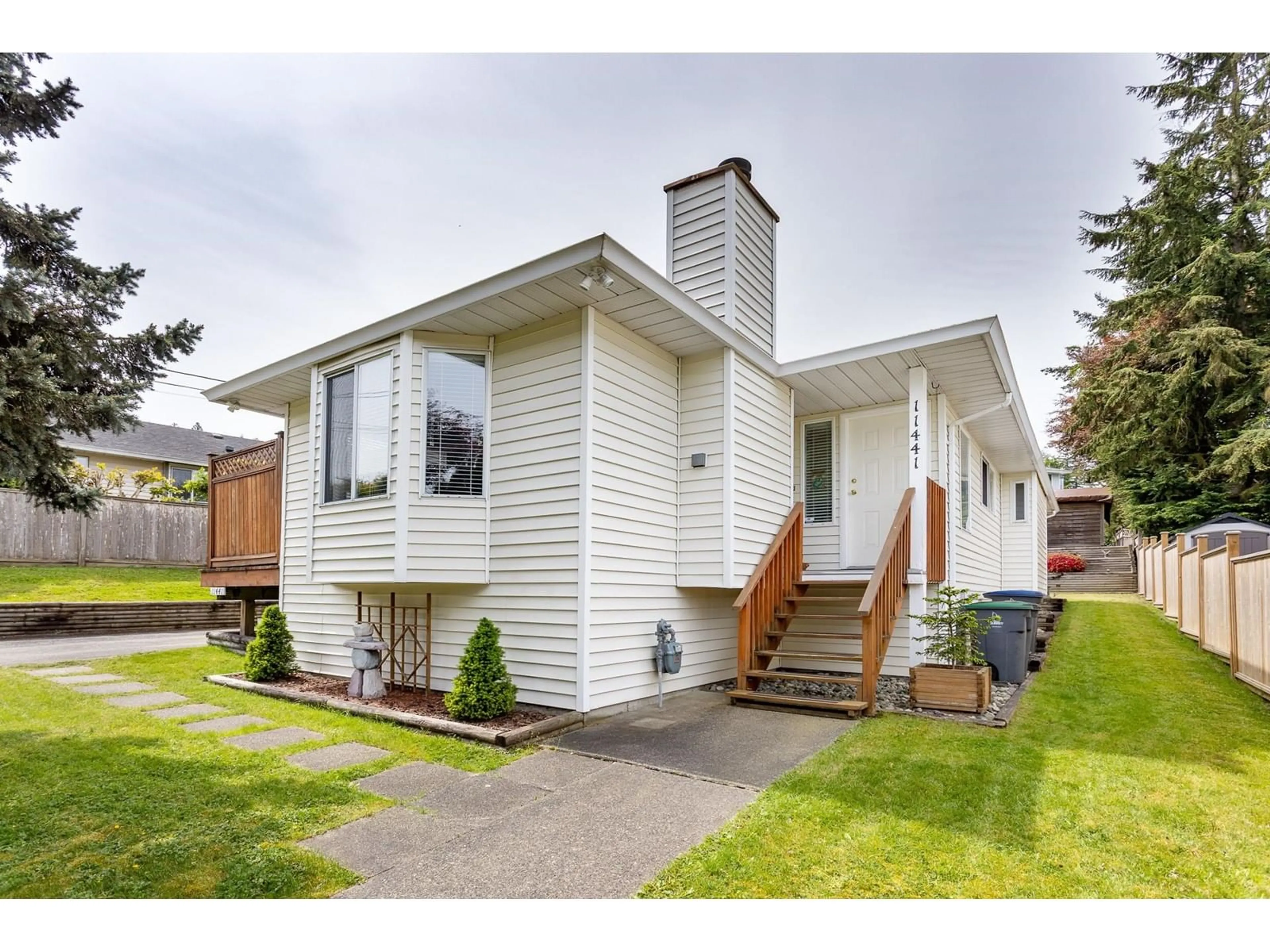 Home with vinyl exterior material, street for 11441 SURREY, Surrey British Columbia V3R5T4
