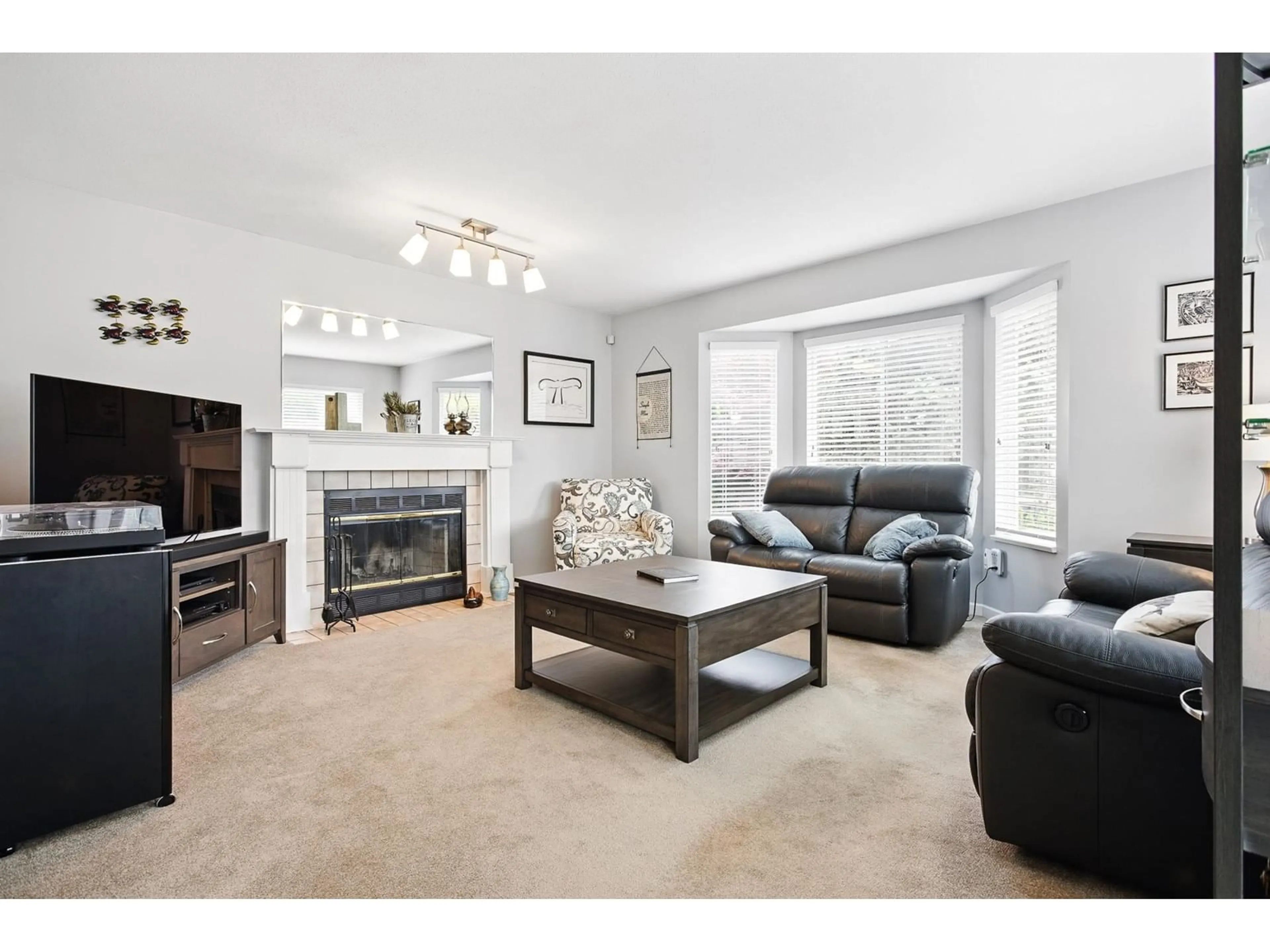 Living room with furniture, unknown for 11441 SURREY, Surrey British Columbia V3R5T4