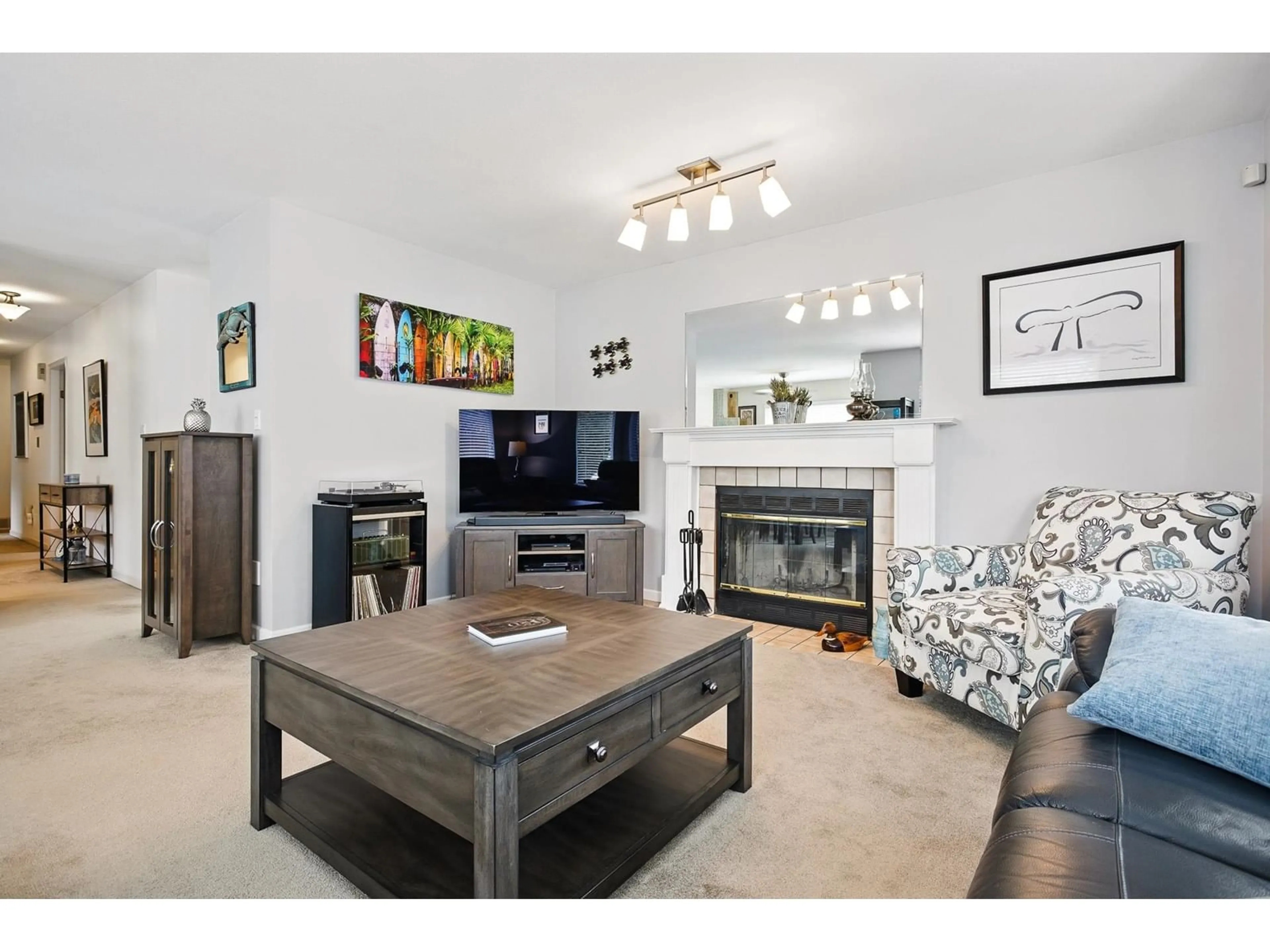 Living room with furniture, wood/laminate floor for 11441 SURREY, Surrey British Columbia V3R5T4