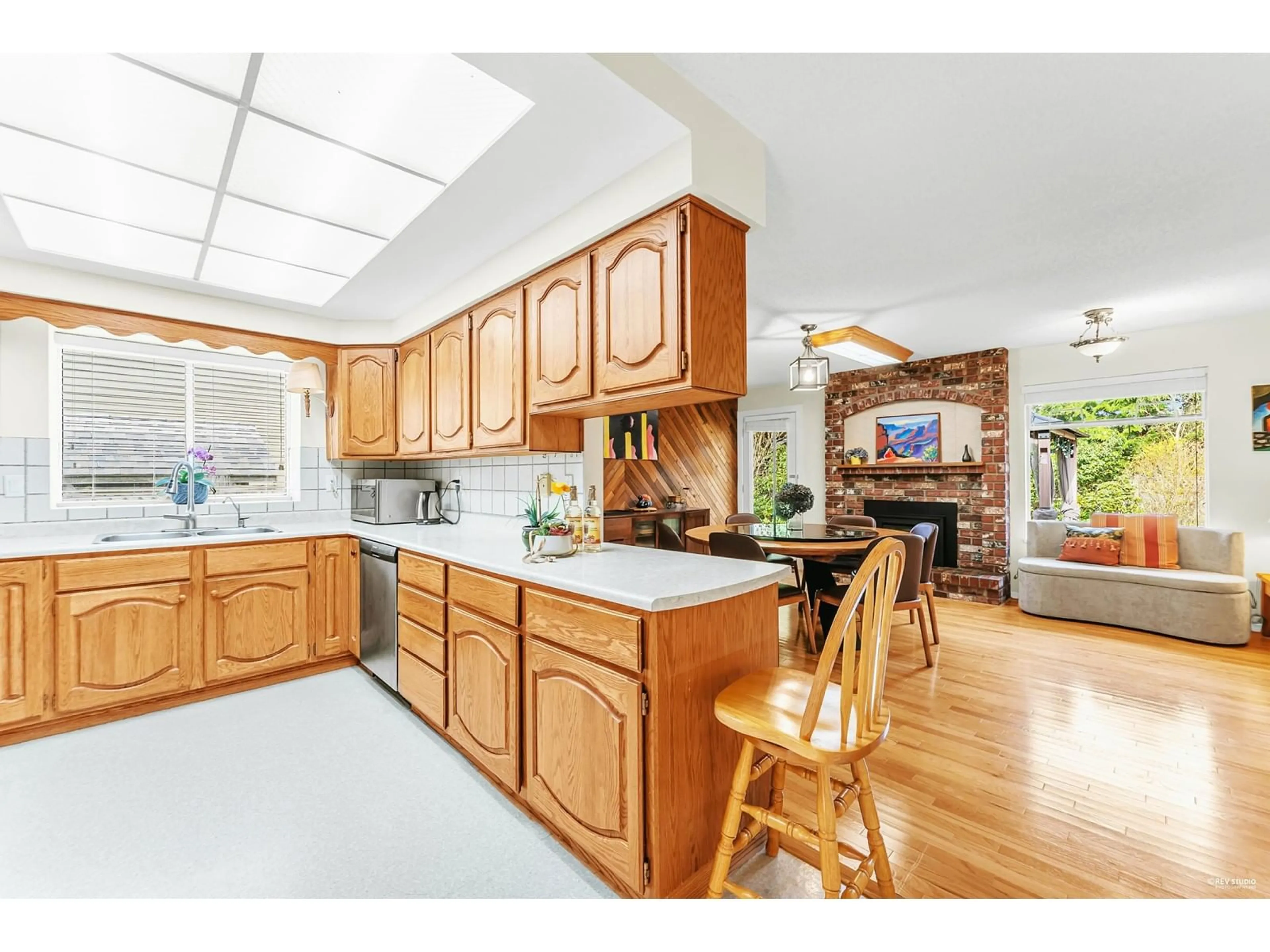Open concept kitchen, unknown for 1925 SOUTHMERE, Surrey British Columbia V4A6V6
