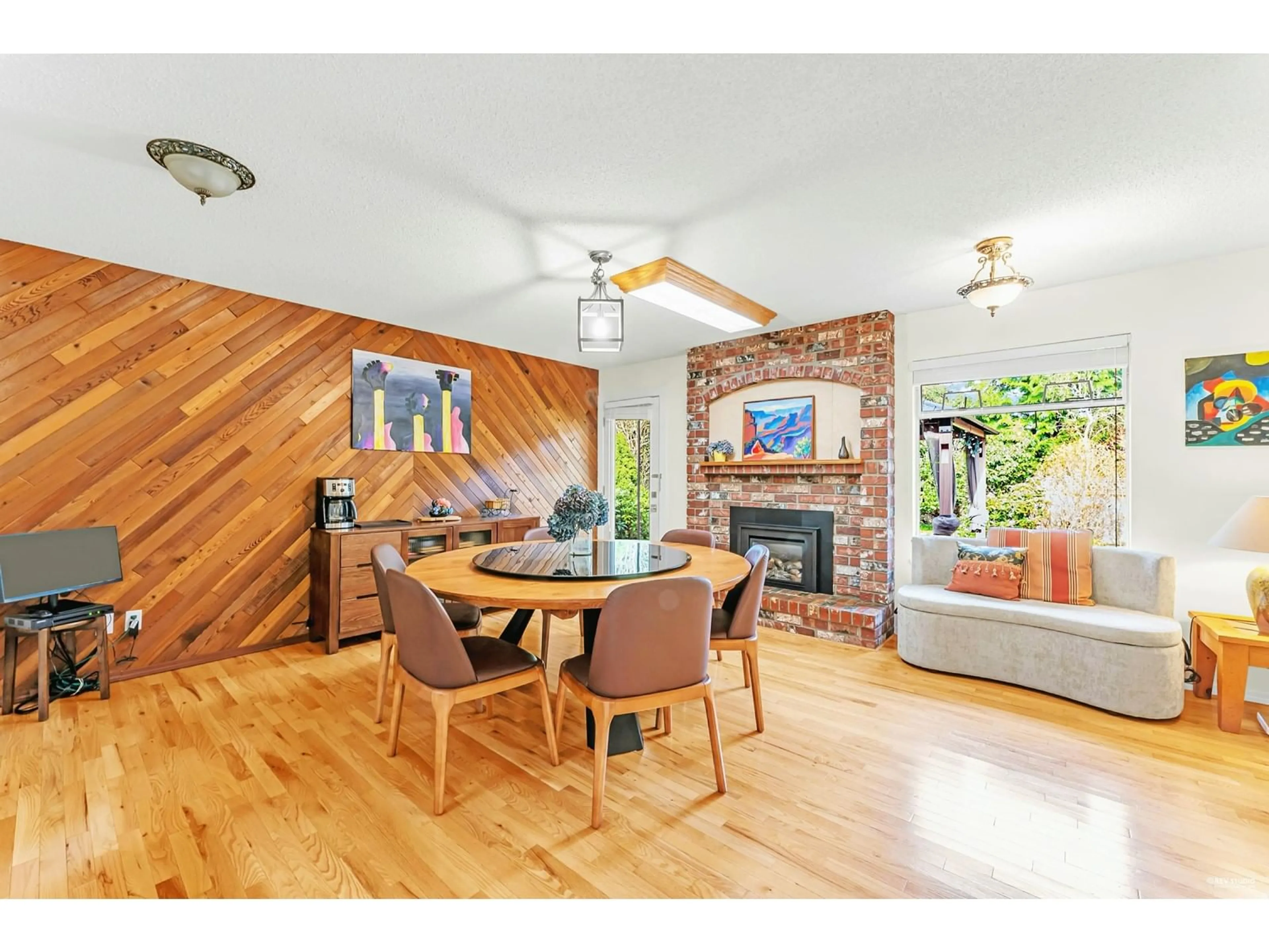 Dining room, wood/laminate floor for 1925 SOUTHMERE, Surrey British Columbia V4A6V6