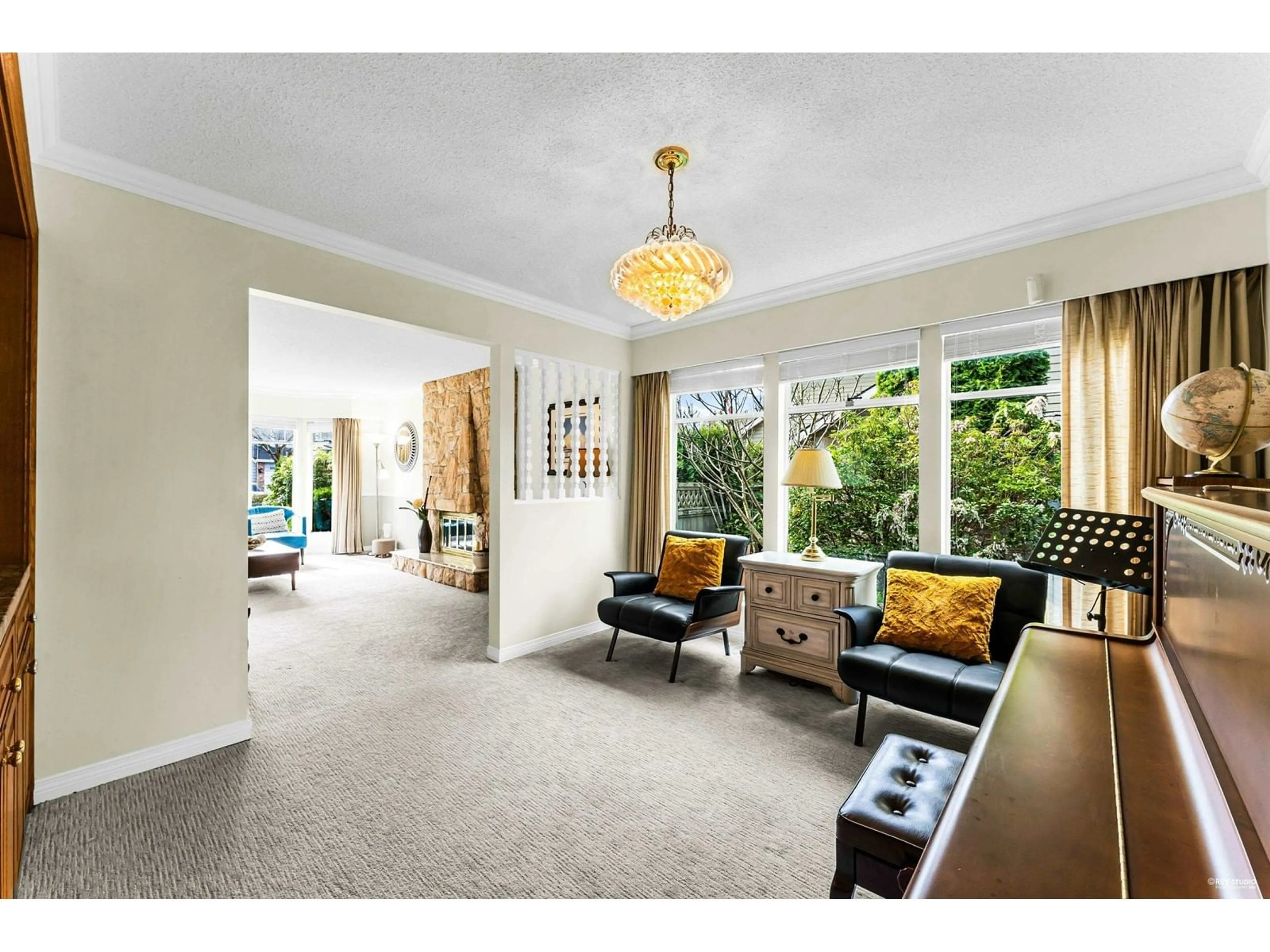 Living room with furniture, carpet floor for 1925 SOUTHMERE, Surrey British Columbia V4A6V6