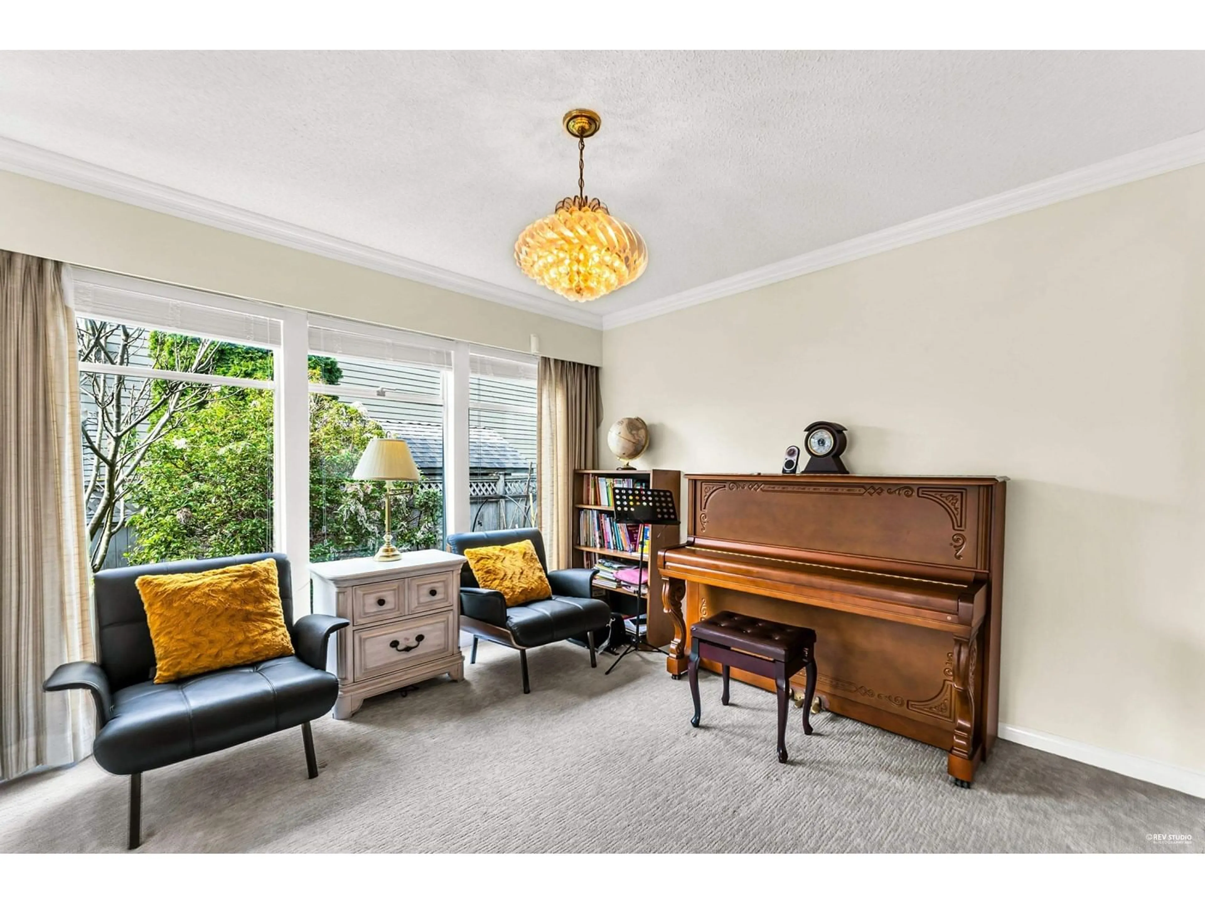 Living room with furniture, unknown for 1925 SOUTHMERE, Surrey British Columbia V4A6V6