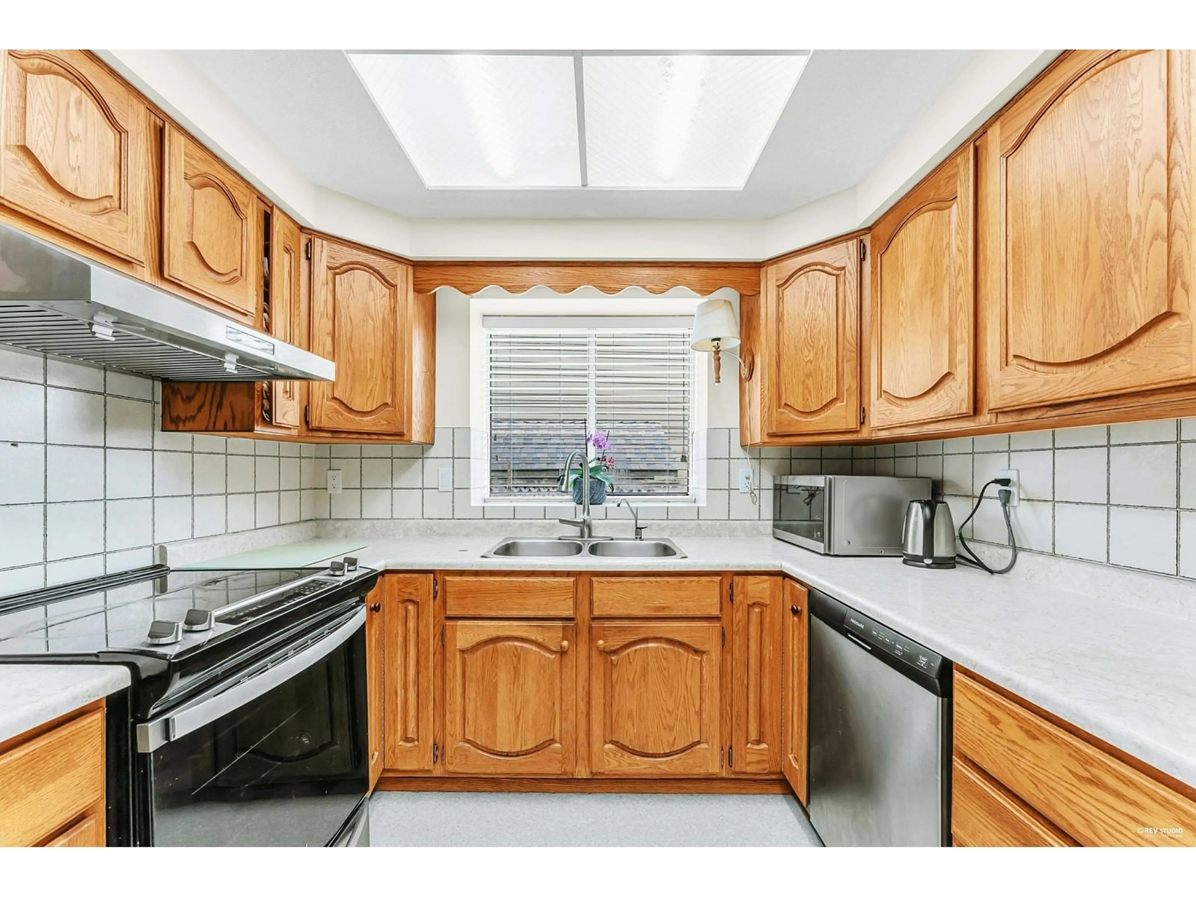 Standard kitchen, ceramic/tile floor for 1925 SOUTHMERE, Surrey British Columbia V4A6V6