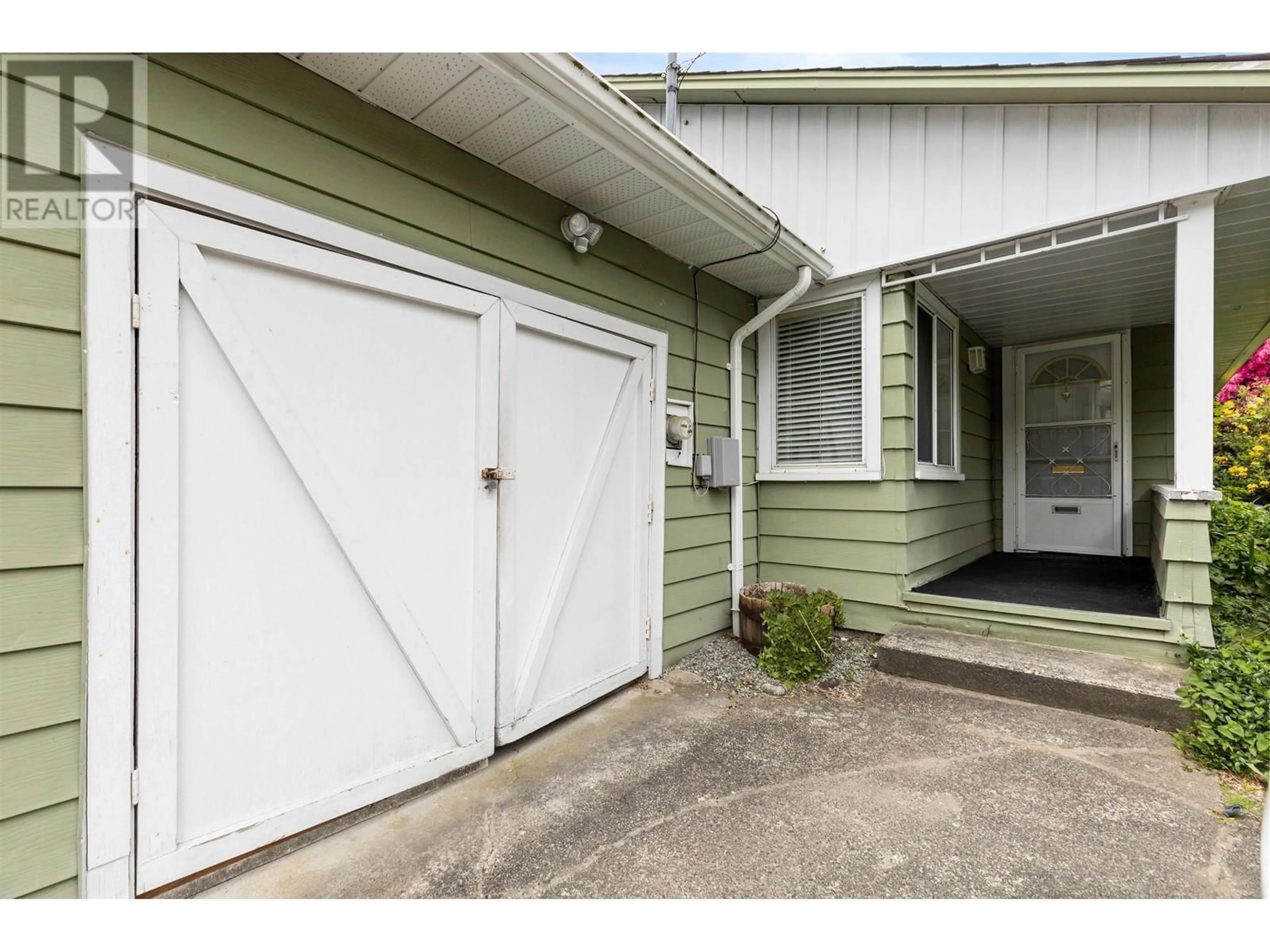 Indoor entryway for 12121 228 STREET, Maple Ridge British Columbia V2X6M2