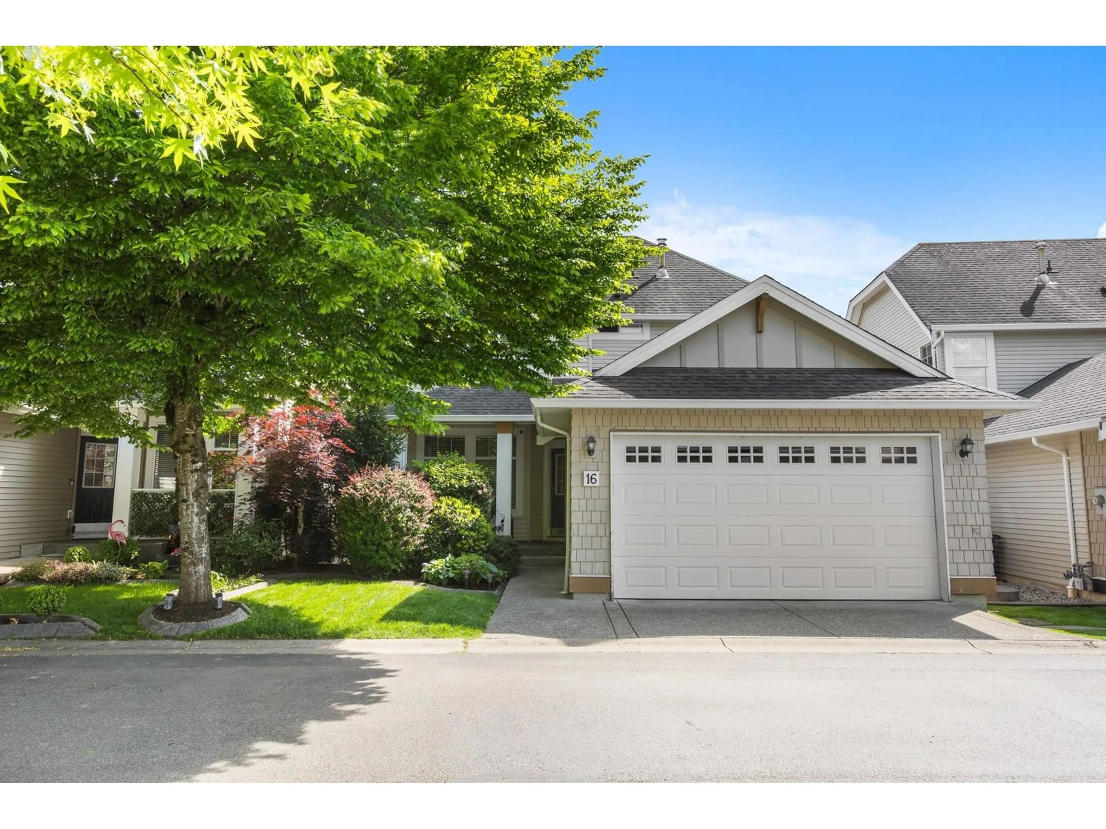 Home with vinyl exterior material, street for 16 - 7067 189, Surrey British Columbia V4N5M9