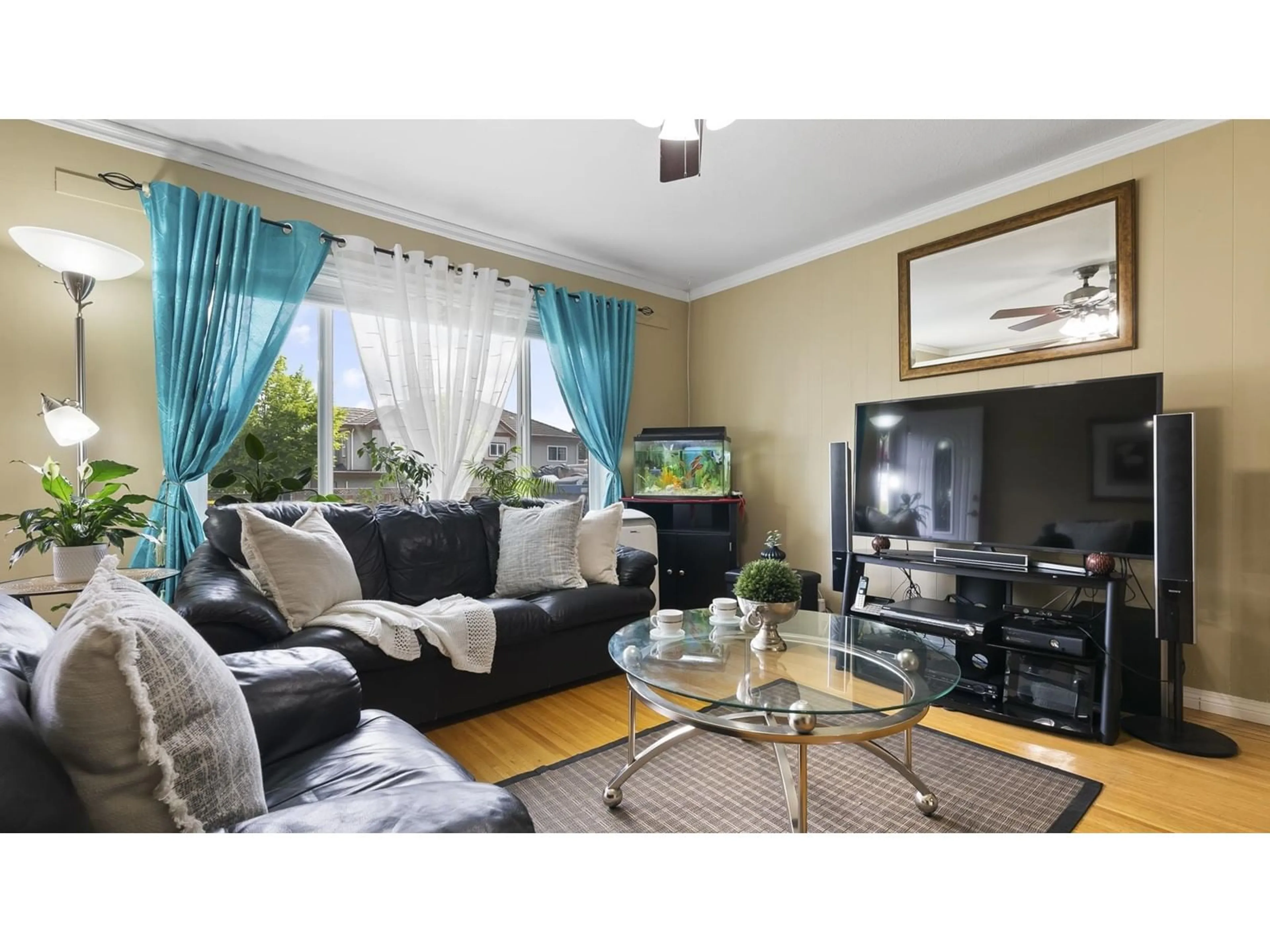 Living room with furniture, wood/laminate floor for 10253 149, Surrey British Columbia V3R3Z9