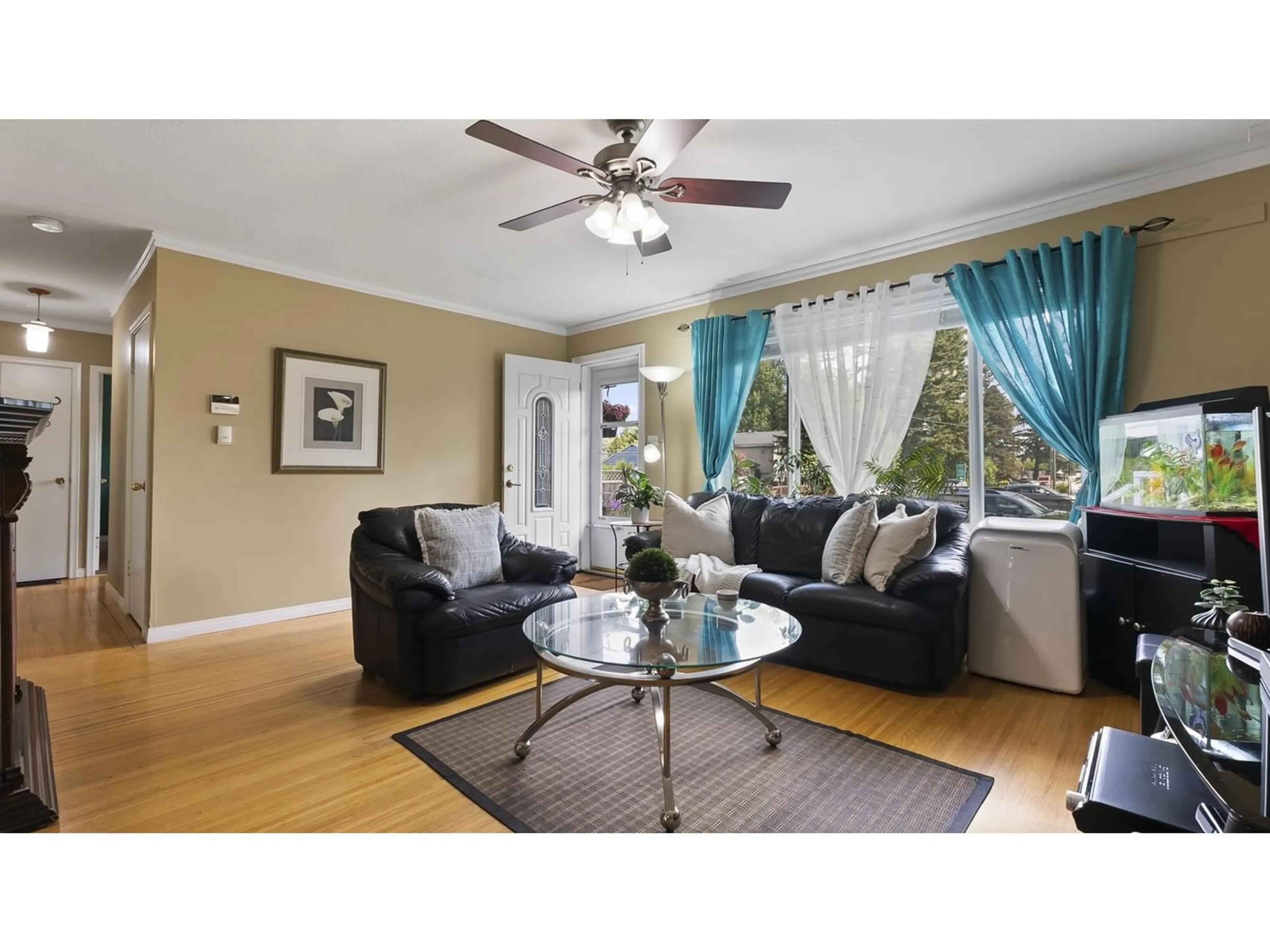 Living room with furniture, wood/laminate floor for 10253 149, Surrey British Columbia V3R3Z9
