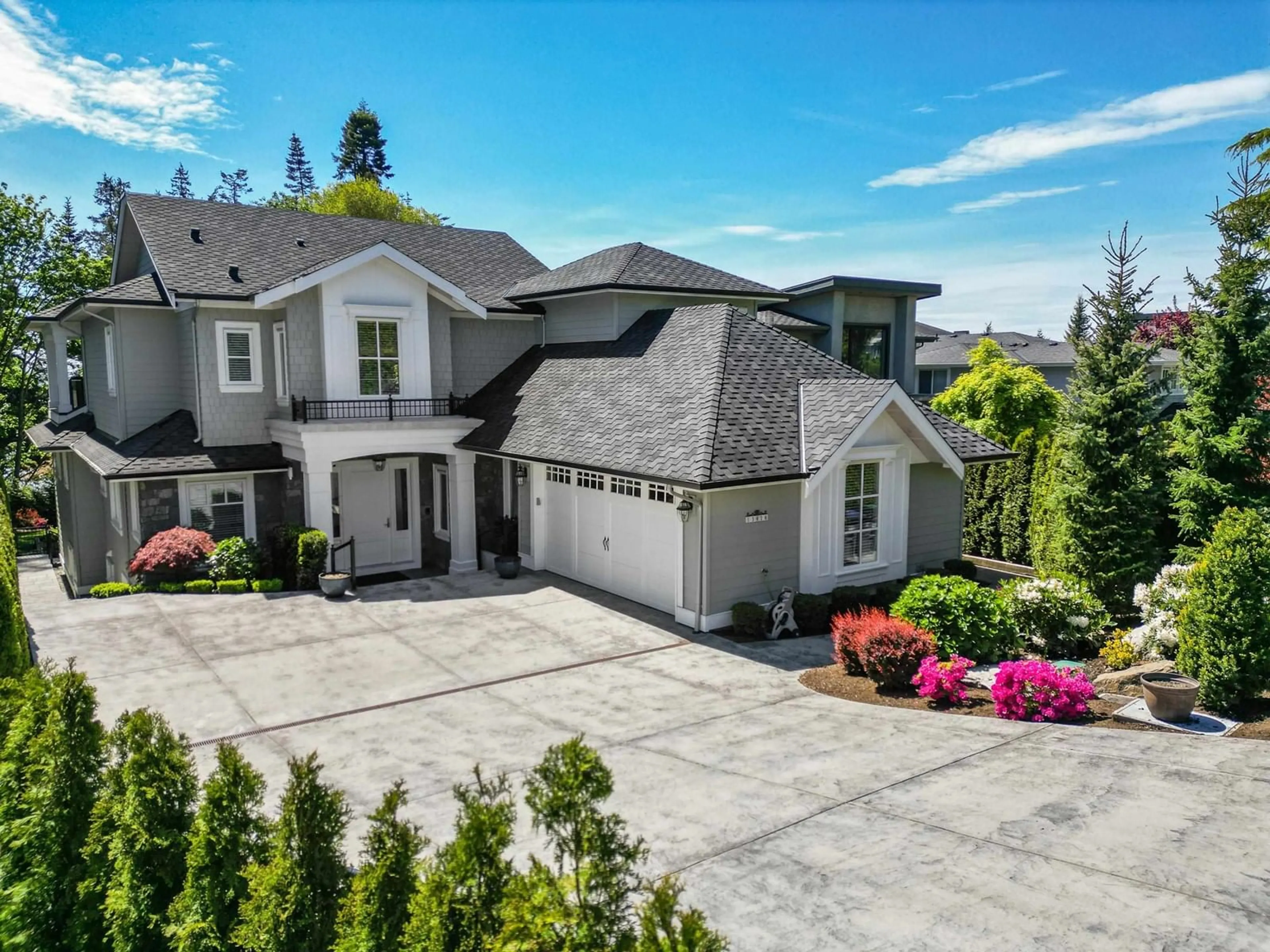 A pic from outside/outdoor area/front of a property/back of a property/a pic from drone, street for 13416 MARINE, Surrey British Columbia V4A1G2
