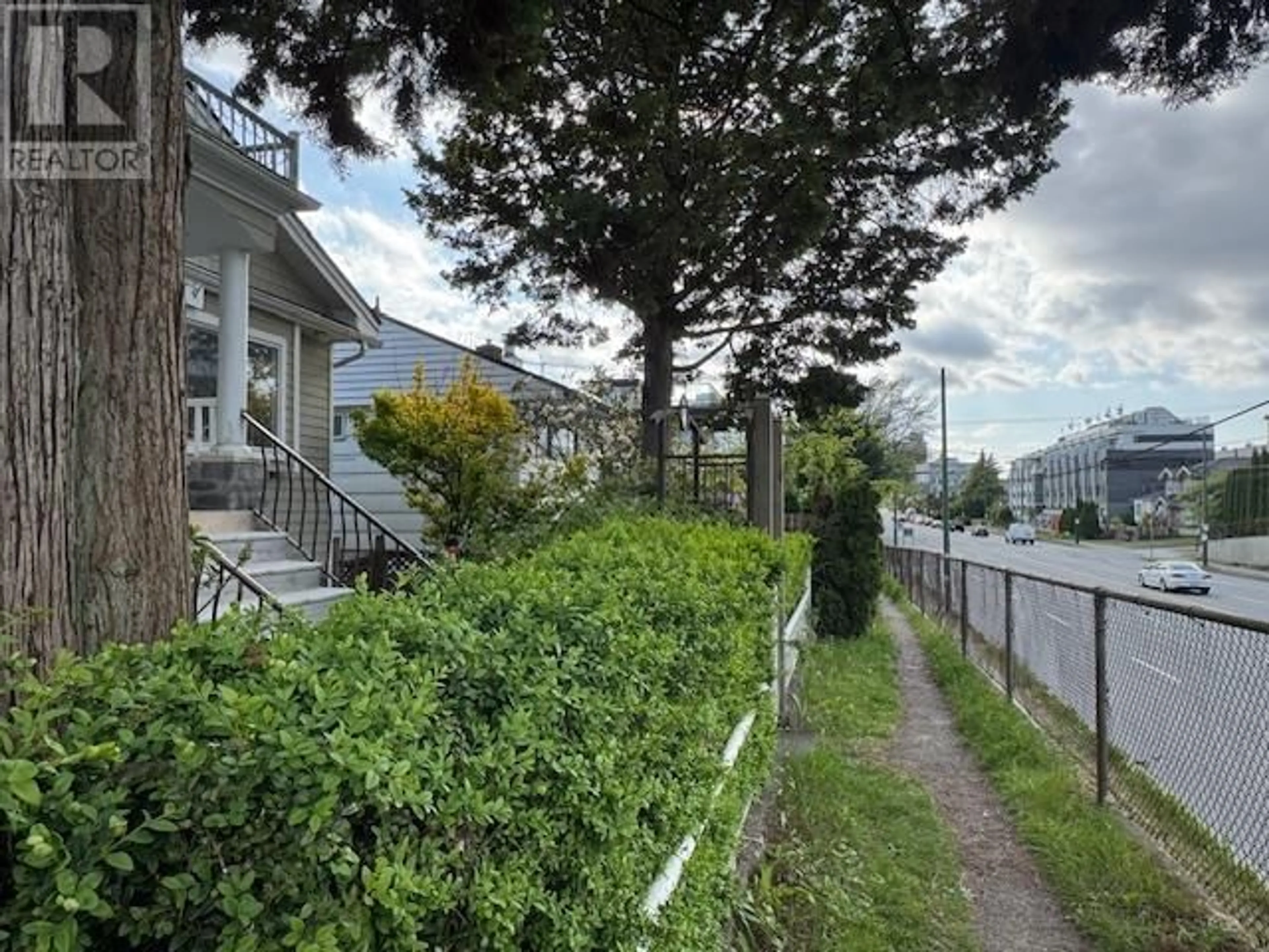 A pic from outside/outdoor area/front of a property/back of a property/a pic from drone, street for 56 41ST AVENUE, Vancouver British Columbia V5Y2R9