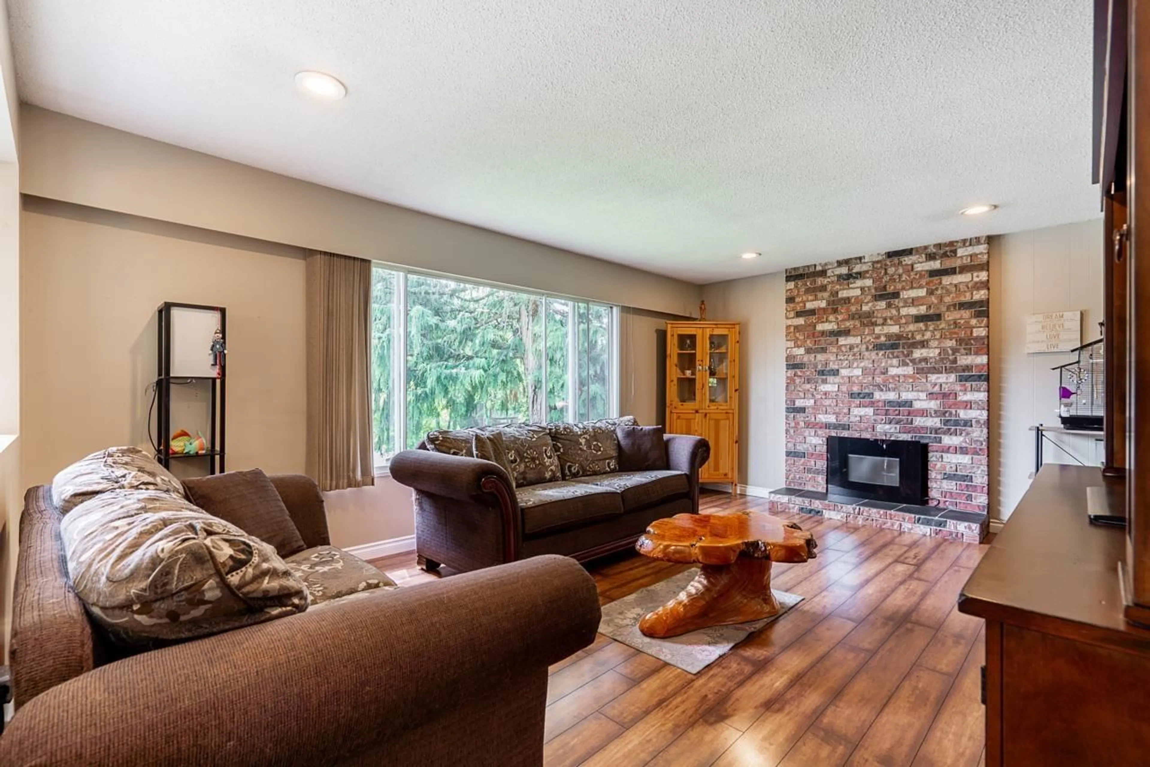 Living room with furniture, wood/laminate floor for 5760 ABBEY, Delta British Columbia V4E2K6