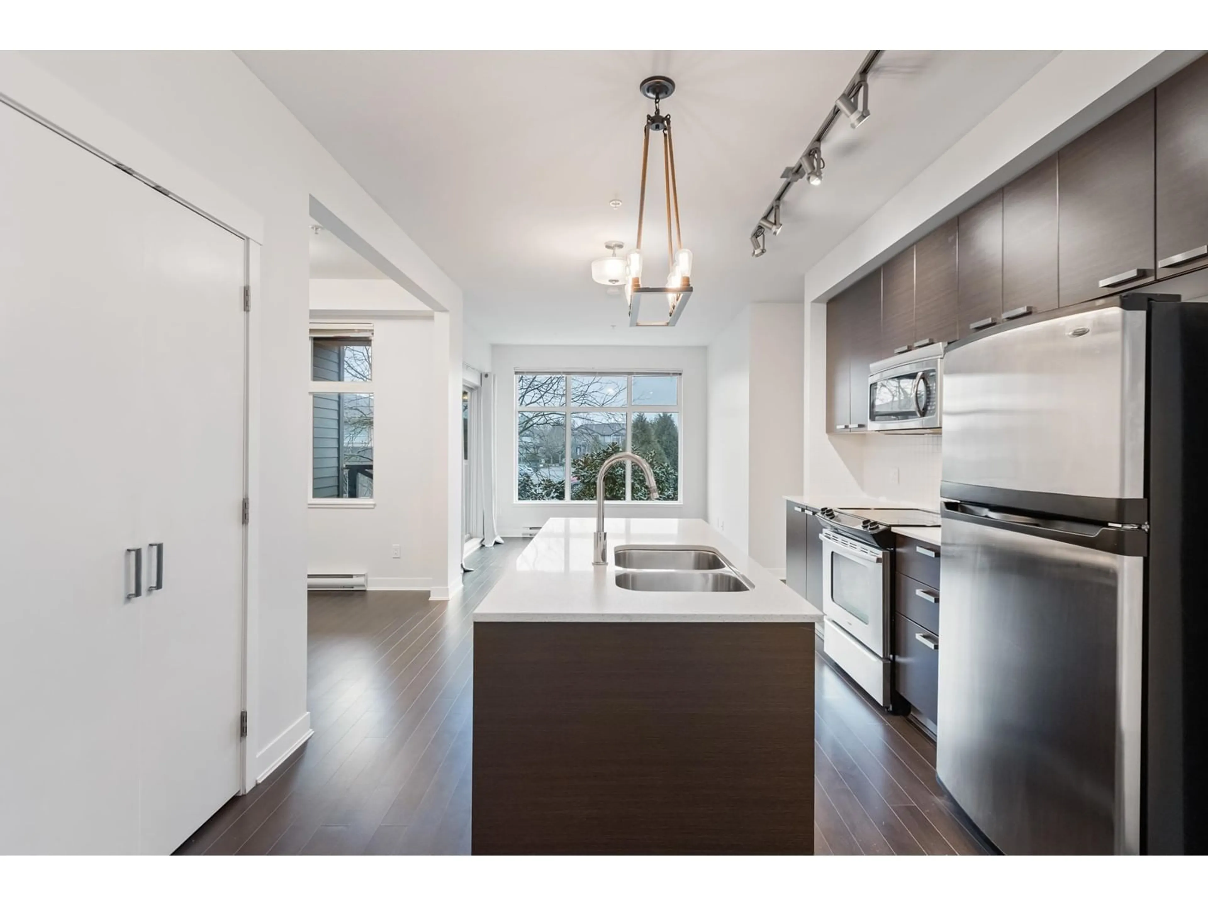 Open concept kitchen, unknown for 216 - 18818 68, Surrey British Columbia V4N6K2