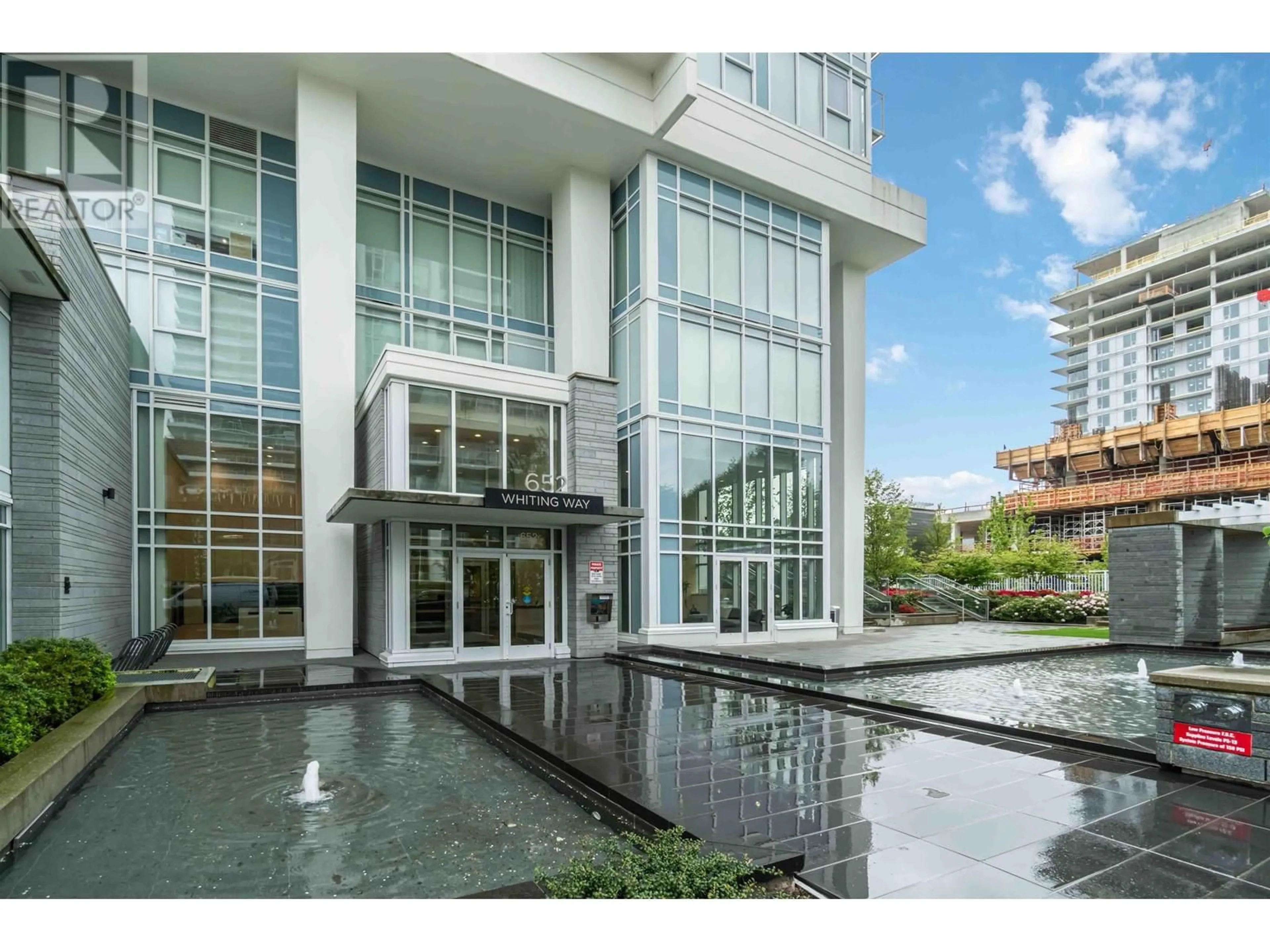 Indoor foyer for 652 WHITING WAY, Coquitlam British Columbia V3J0K3