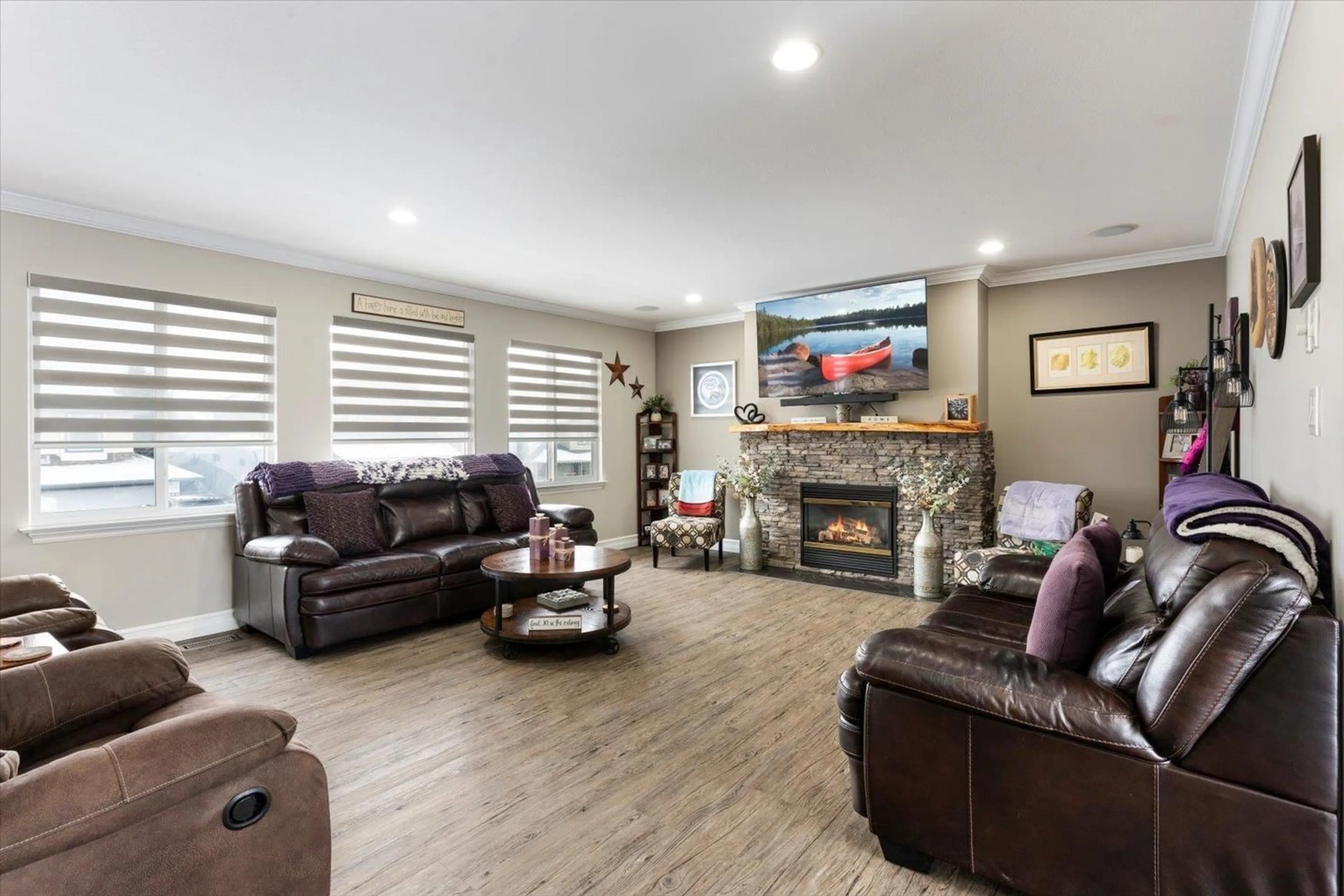 Living room with furniture, unknown for 46521 RANCHERO DRIVE, Chilliwack British Columbia V2P5P3