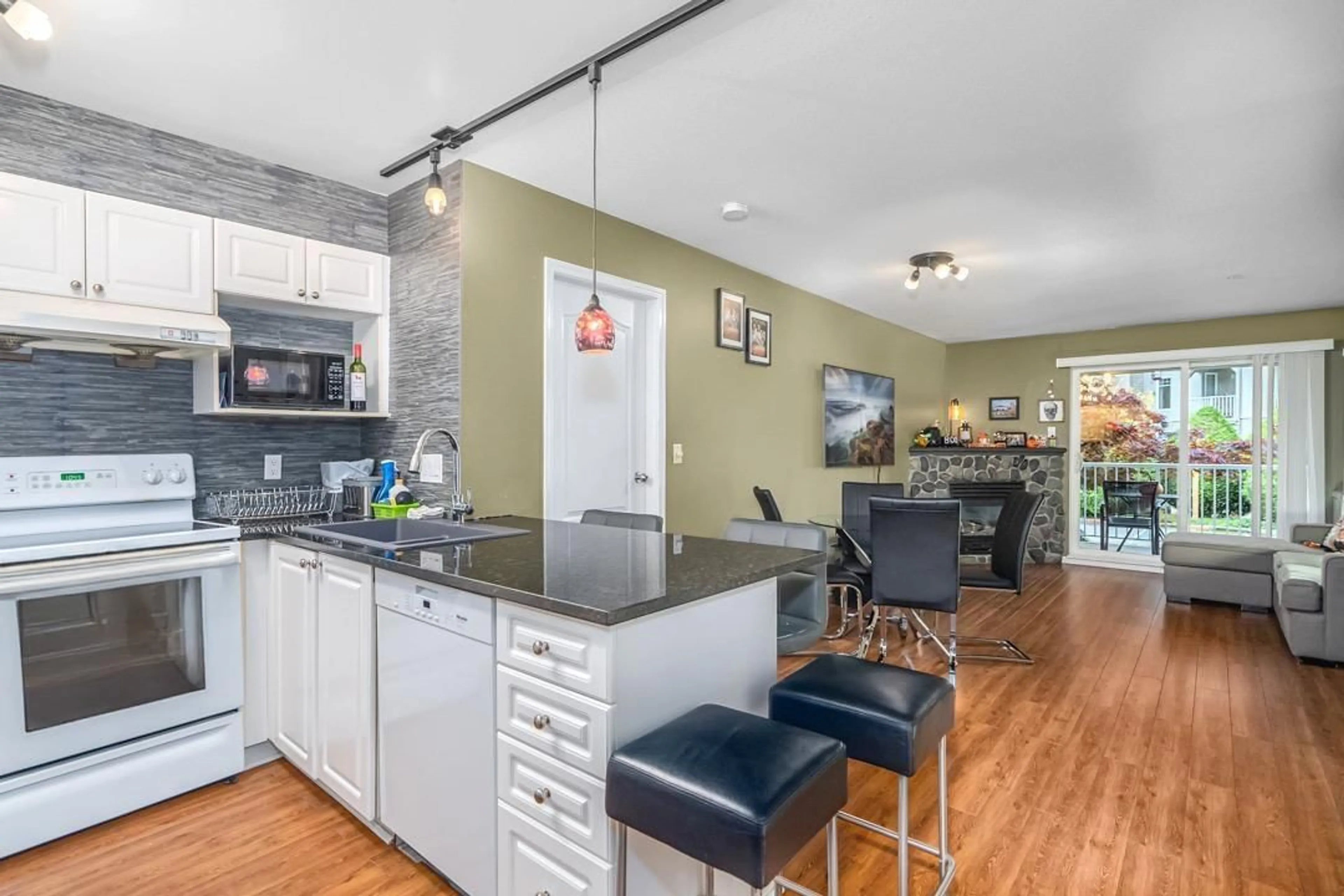 Open concept kitchen, unknown for 107 - 20896 57, Langley British Columbia V3A8S9