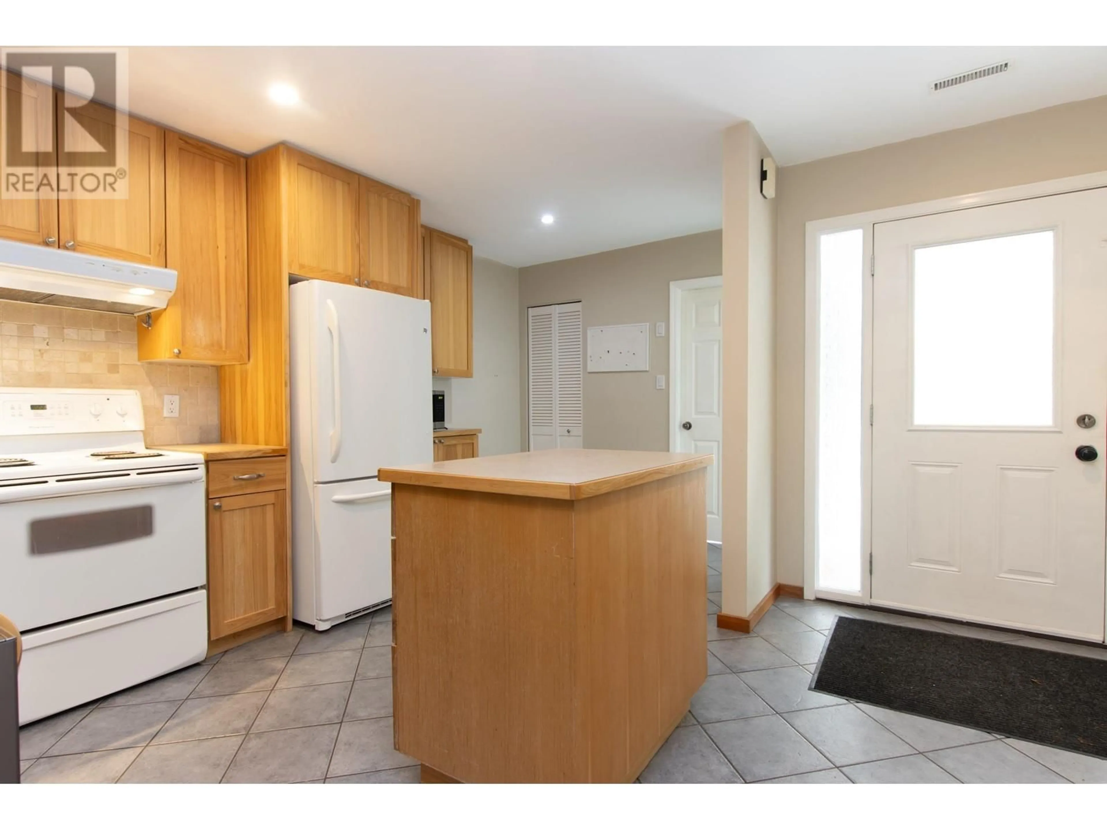 Standard kitchen, unknown for 39828 NO NAME ROAD, Squamish British Columbia V8B0G7