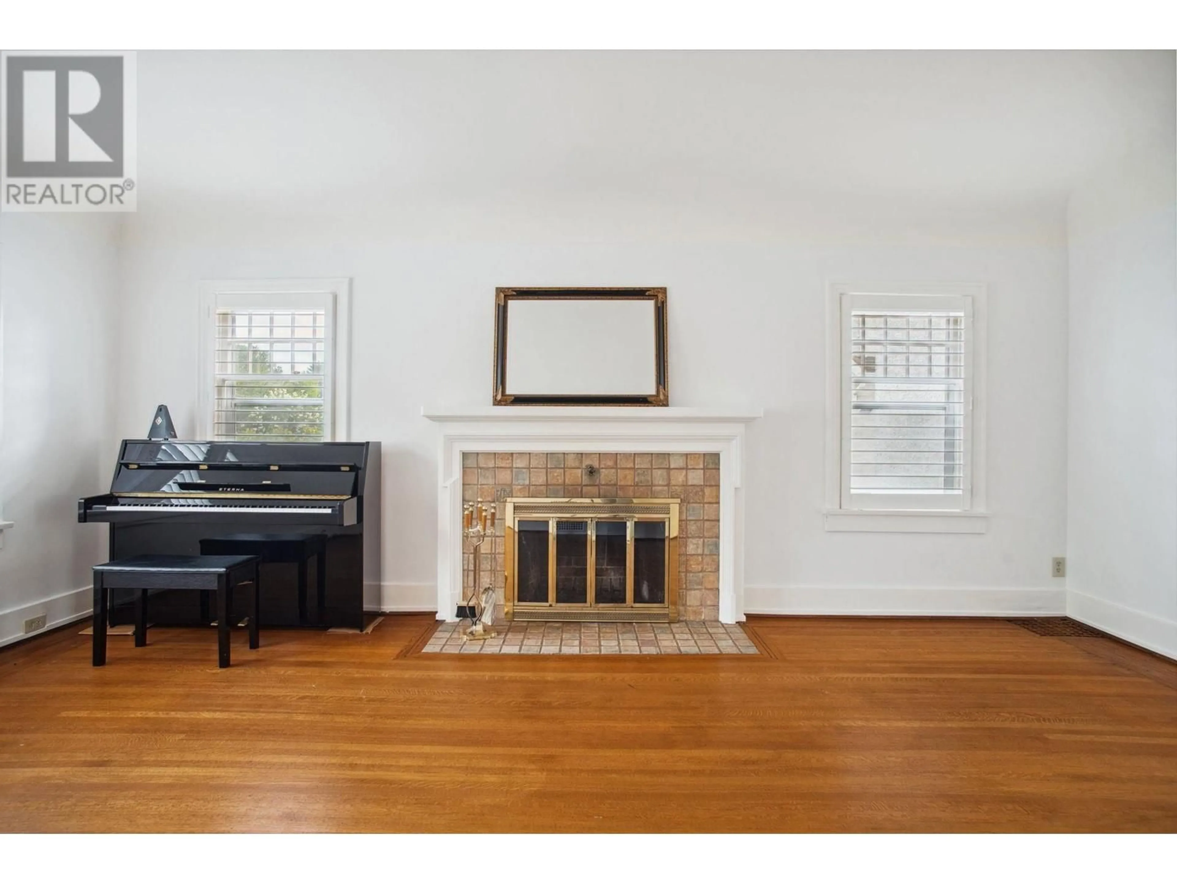 Living room with furniture, wood/laminate floor for 5909 CARTIER STREET, Vancouver British Columbia V6M3A8