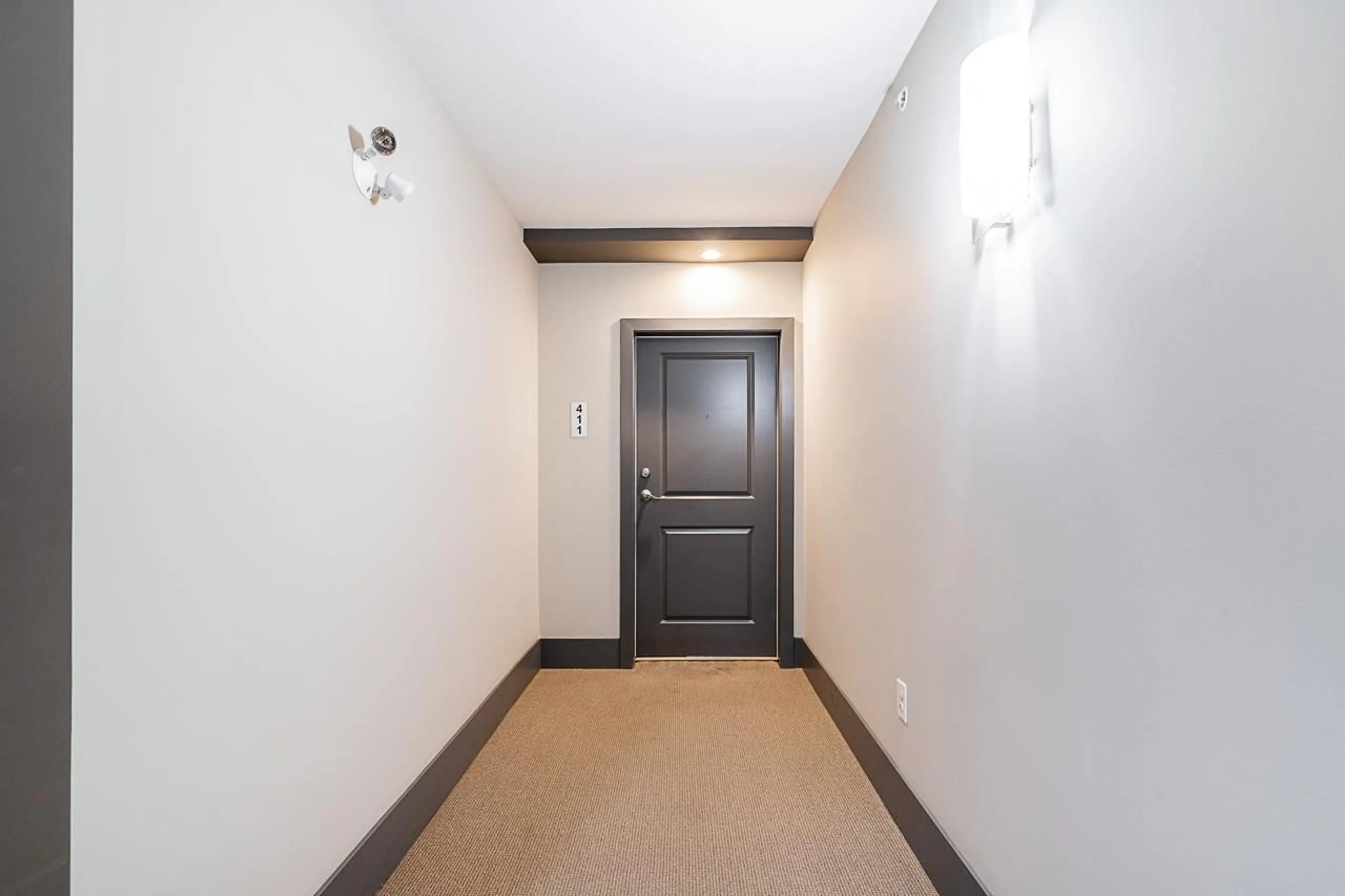Indoor foyer for 411 - 20058 FRASER, Langley British Columbia V3A0E5