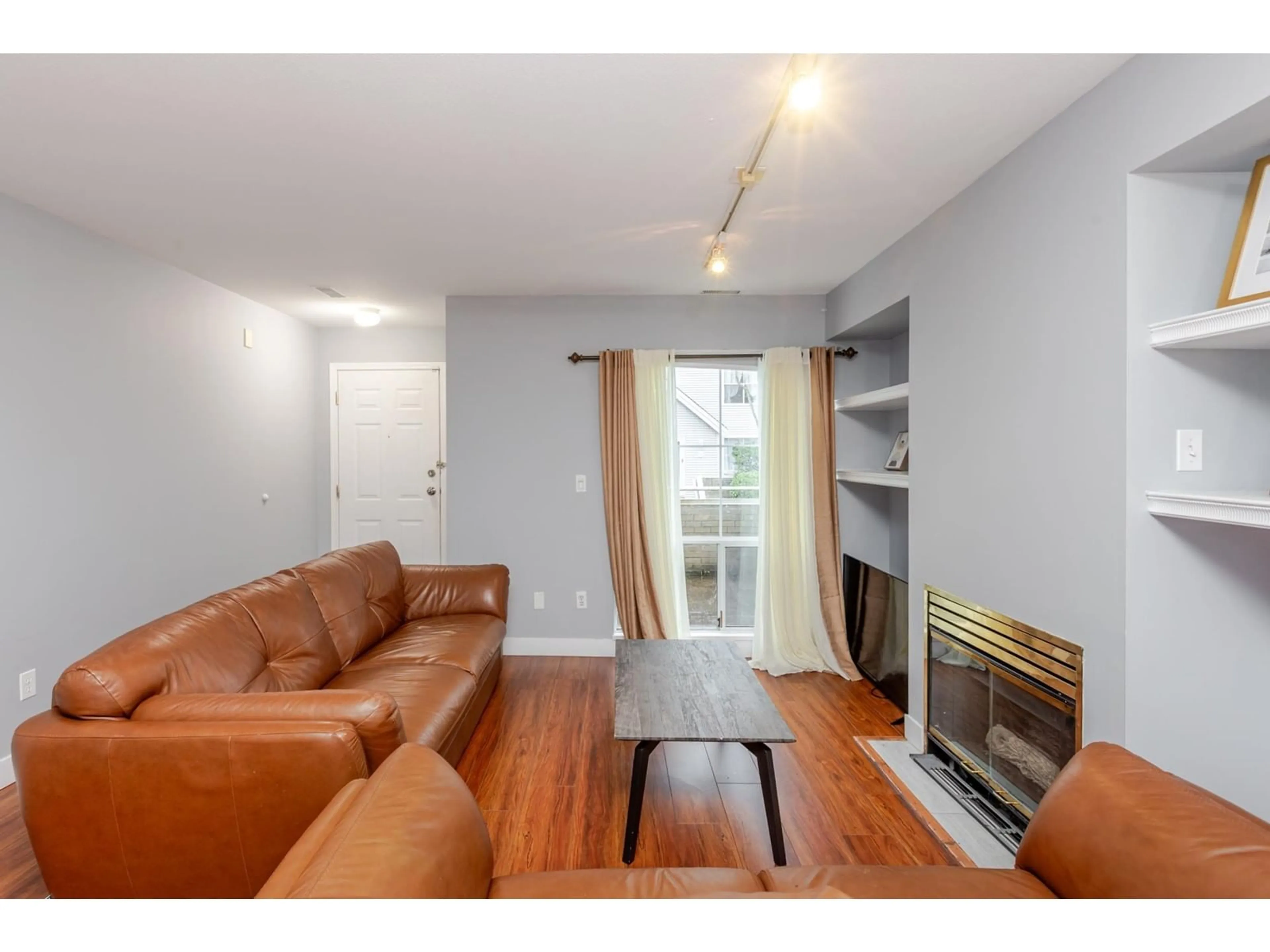 Living room with furniture, wood/laminate floor for 20 - 13713 72A, Surrey British Columbia V3W1K2