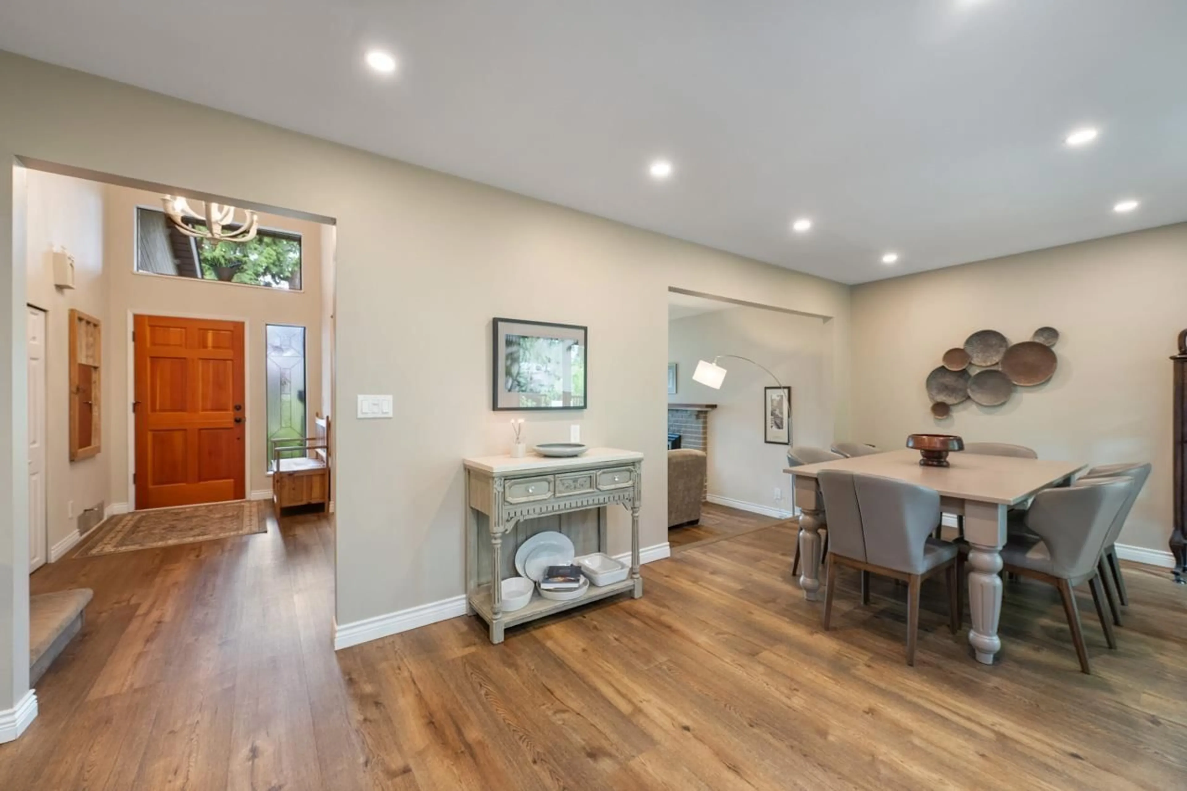 Indoor entryway for 12381 24, Surrey British Columbia V4A6N2