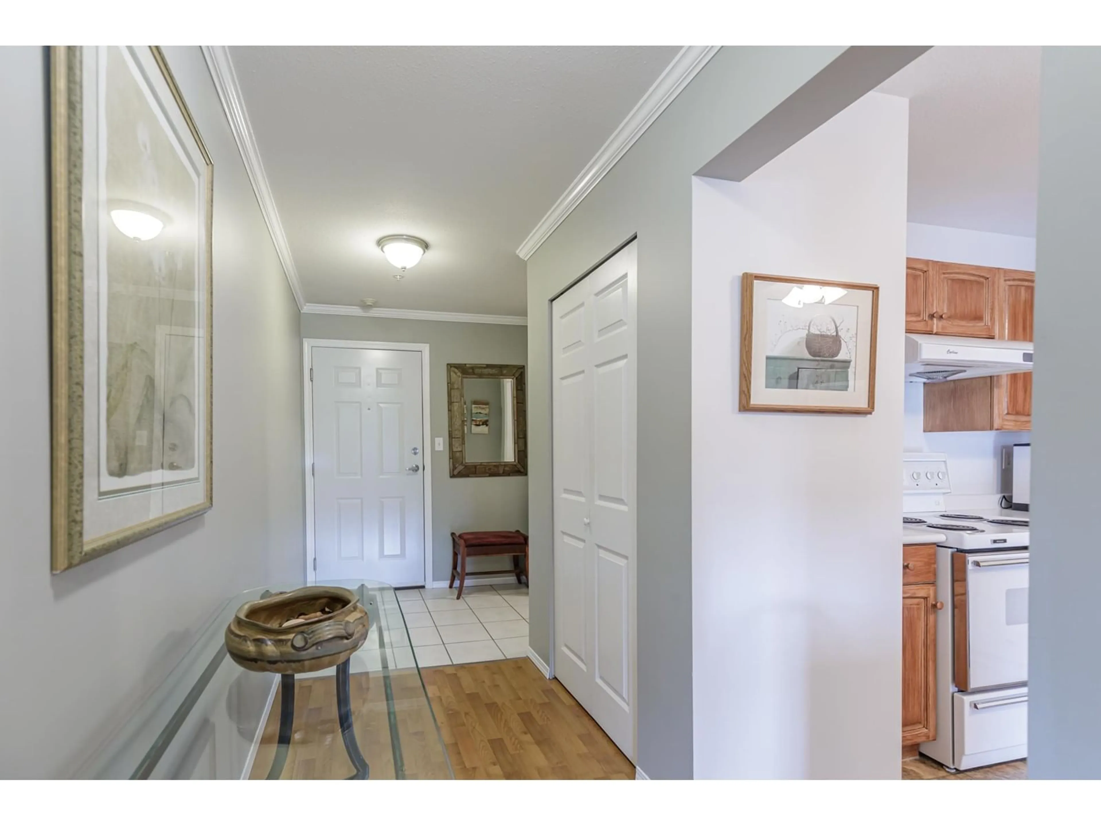 Indoor entryway for 205 - 32044 OLD YALE, Abbotsford British Columbia V2T2C9