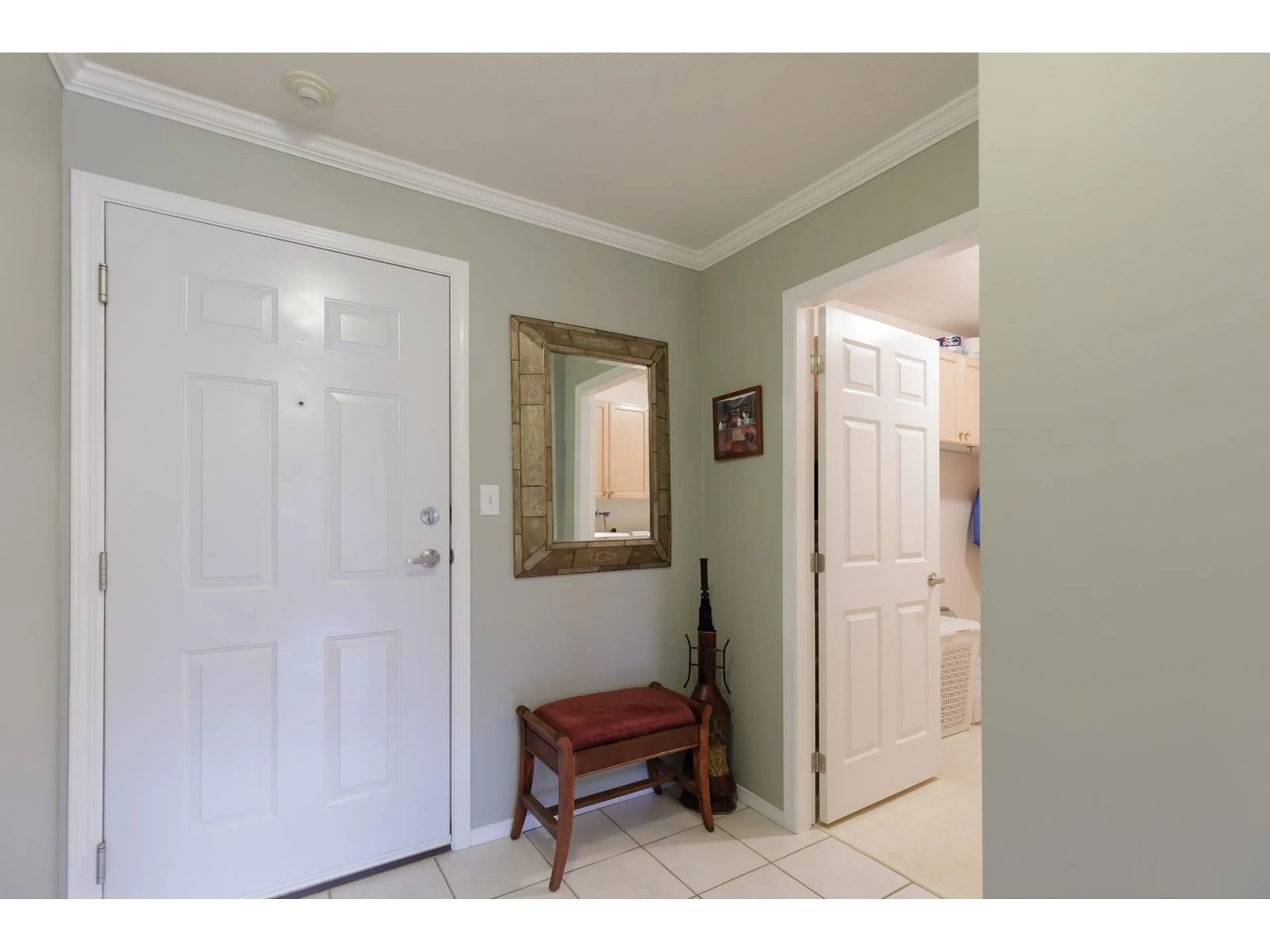 Indoor entryway for 205 - 32044 OLD YALE, Abbotsford British Columbia V2T2C9