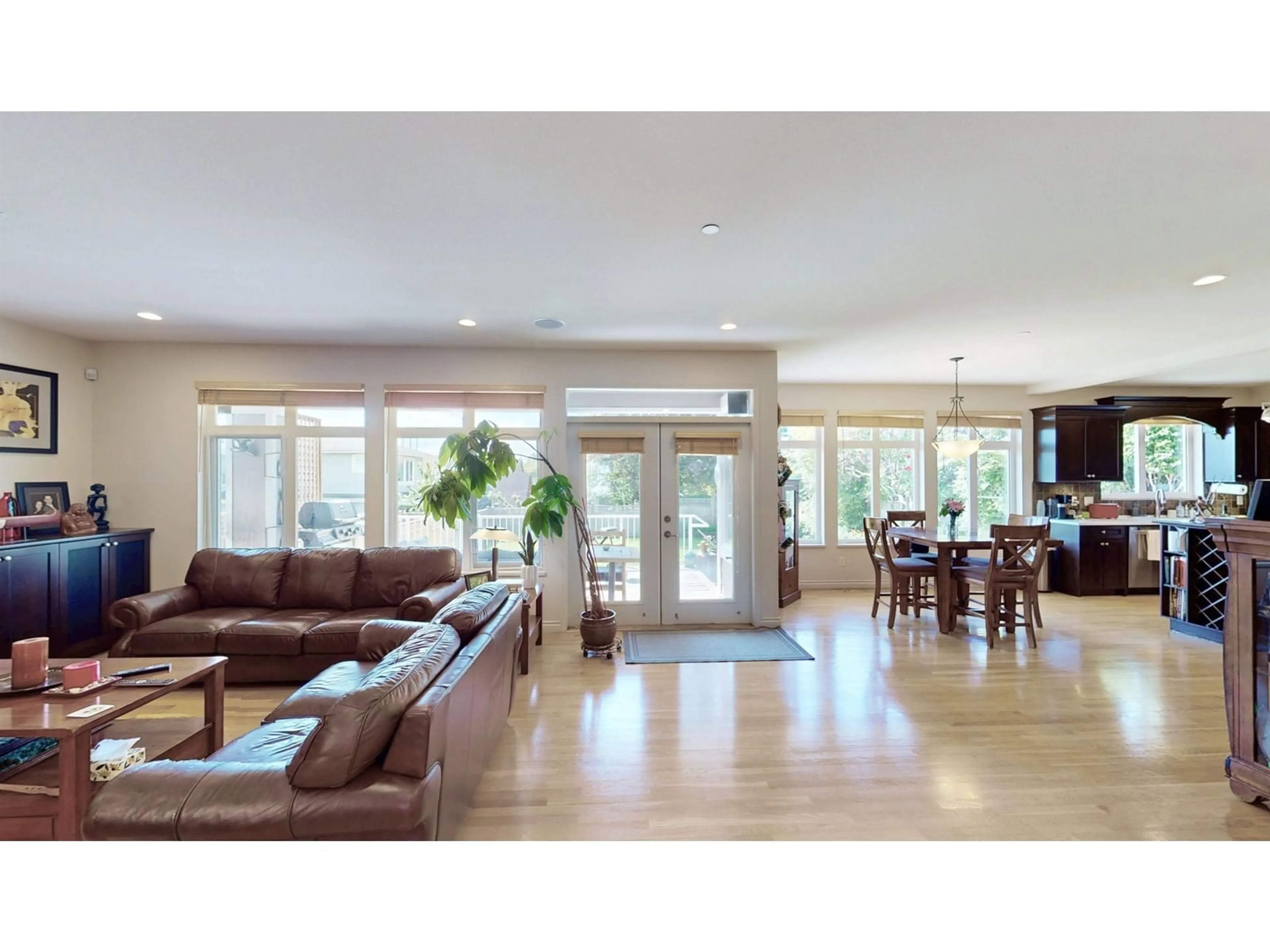 Living room with furniture, unknown for 15974 BUENA VISTA, White Rock British Columbia V4B2A5
