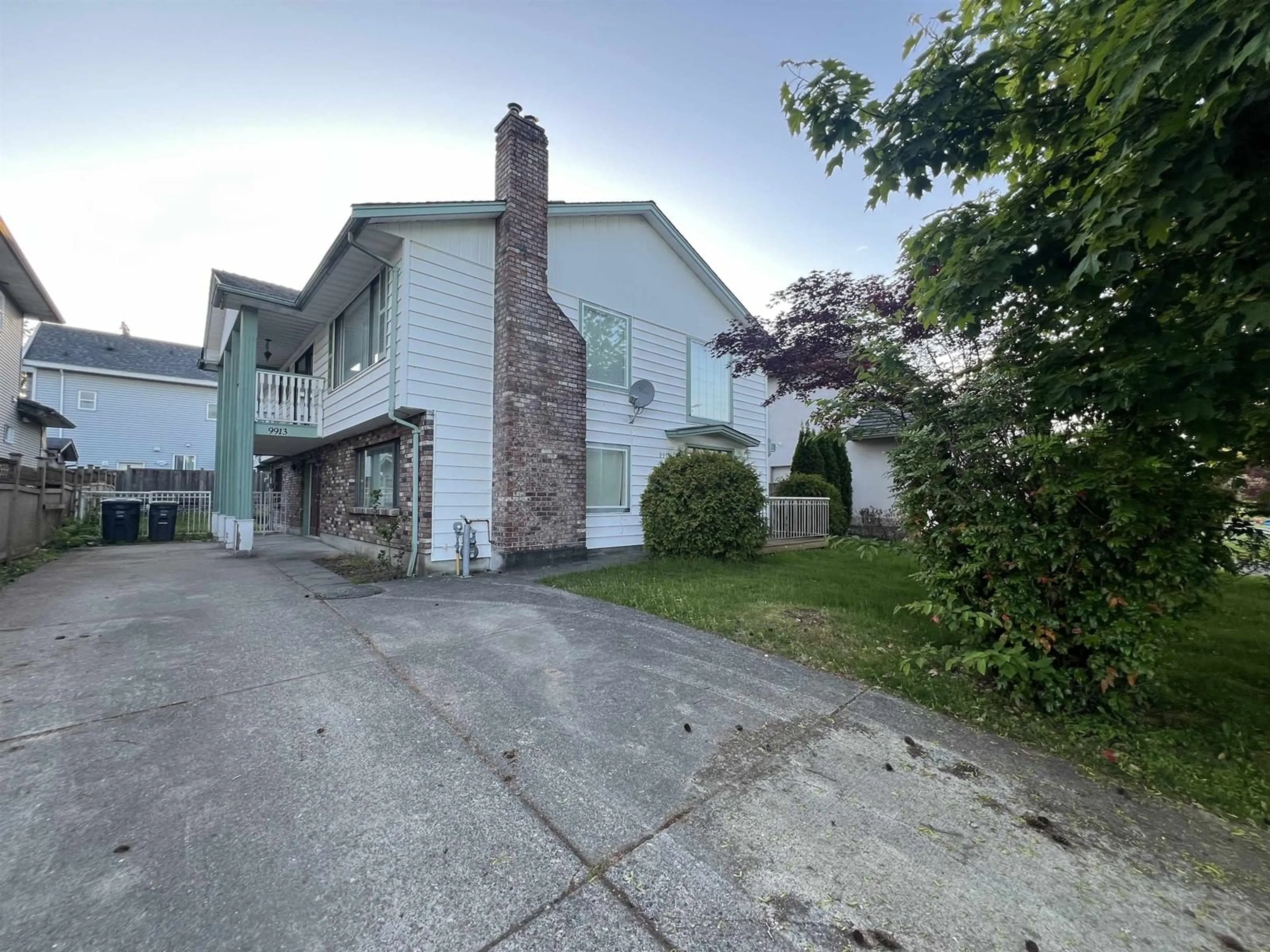 A pic from outside/outdoor area/front of a property/back of a property/a pic from drone, street for 9913 159, Surrey British Columbia V4N2A6