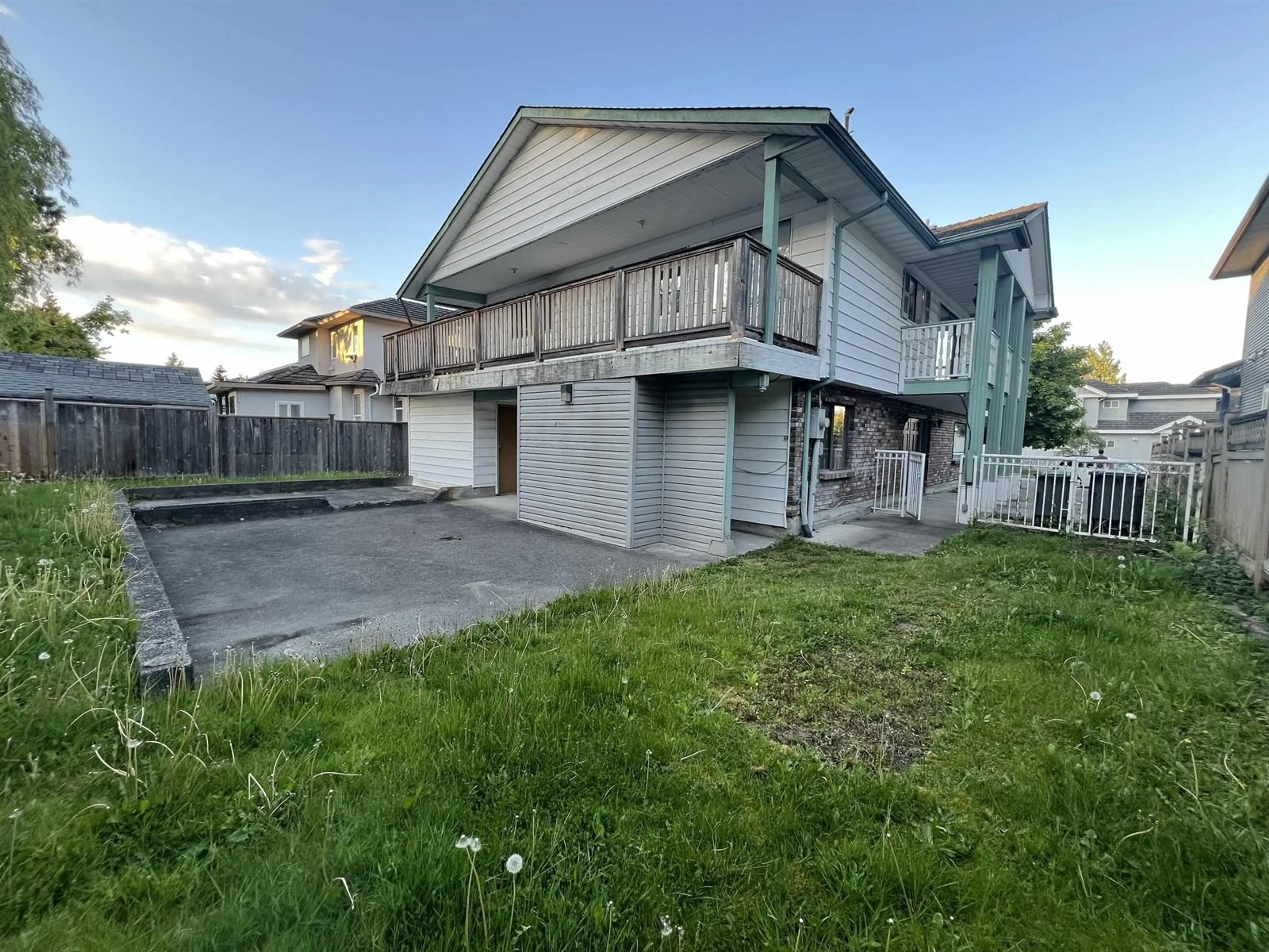 A pic from outside/outdoor area/front of a property/back of a property/a pic from drone, street for 9913 159, Surrey British Columbia V4N2A6