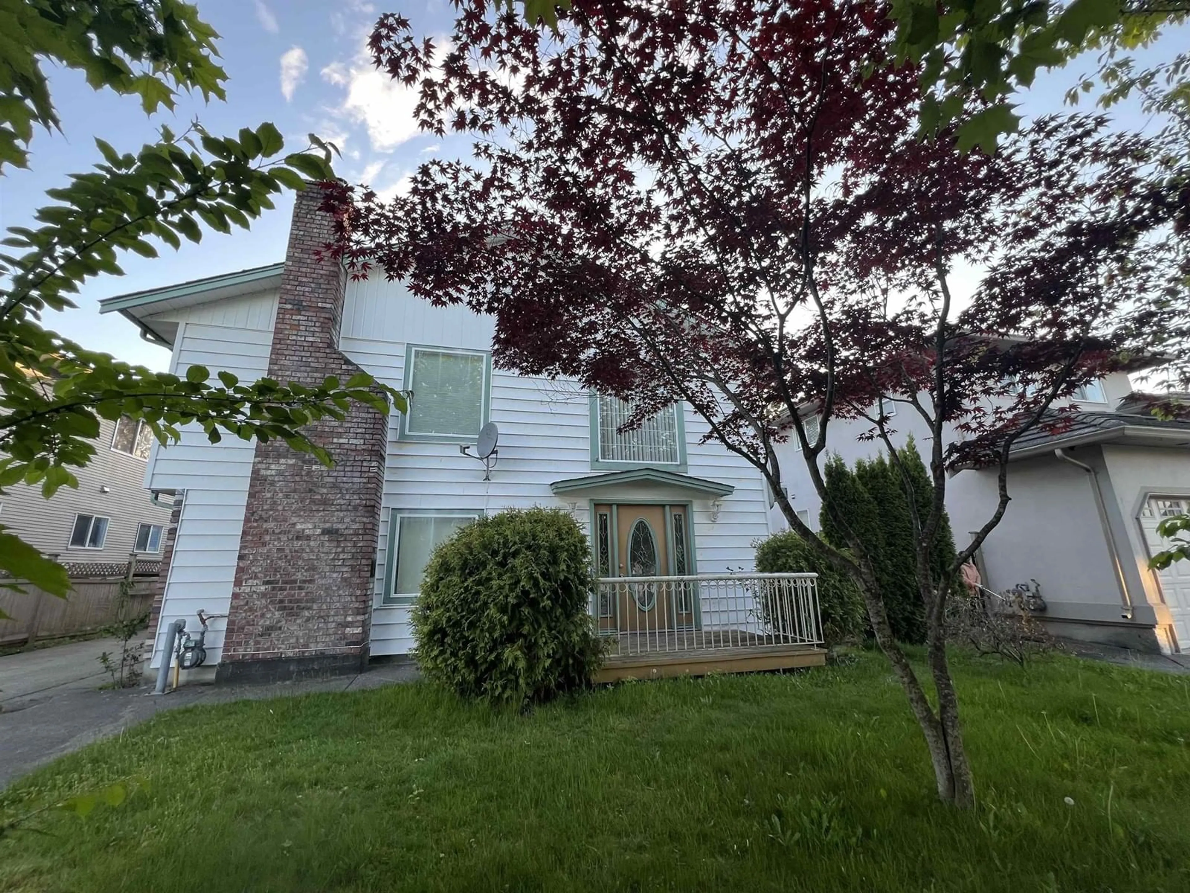 A pic from outside/outdoor area/front of a property/back of a property/a pic from drone, street for 9913 159, Surrey British Columbia V4N2A6