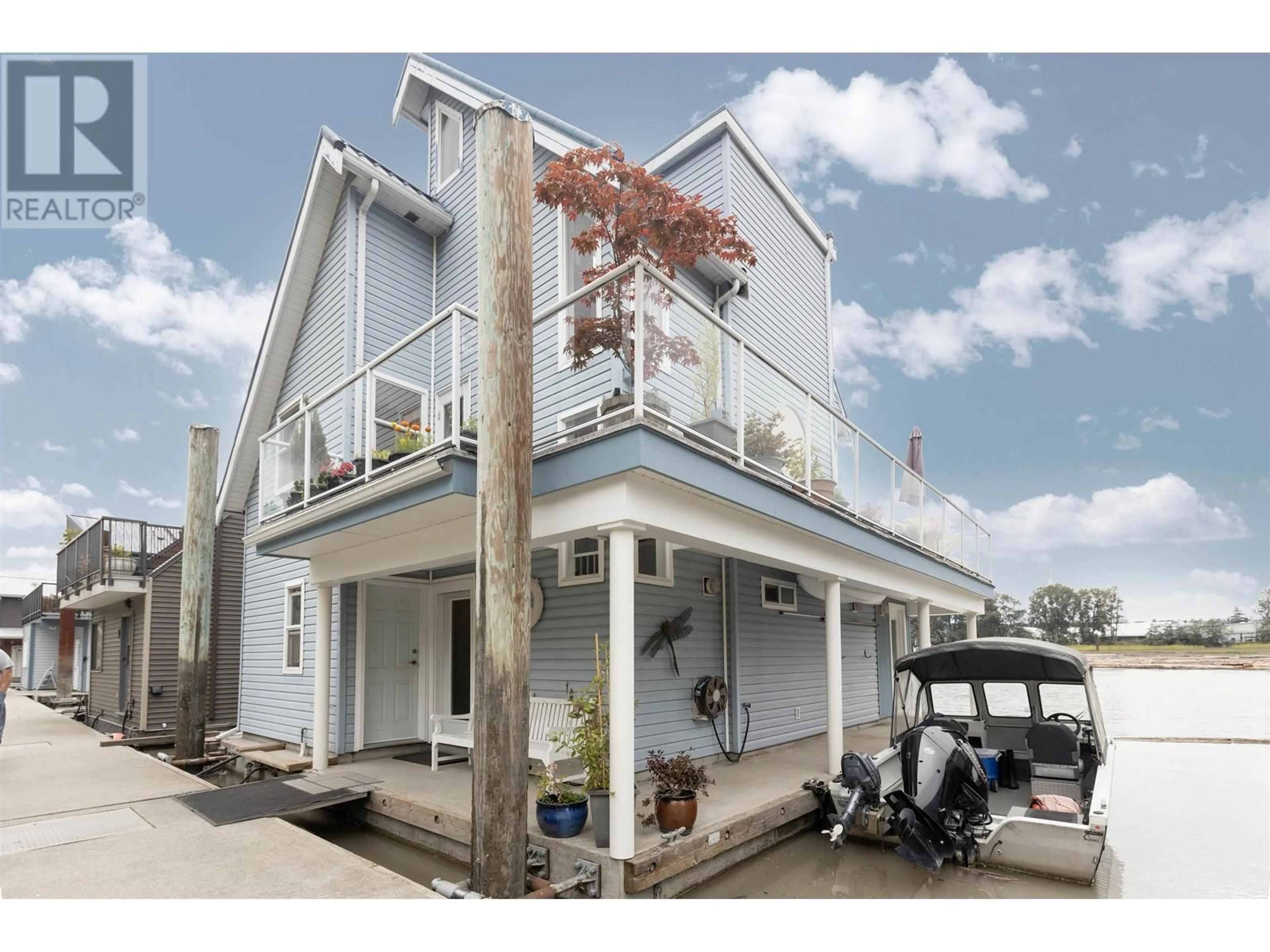 Home with vinyl exterior material, street for 4 - 800 SOUTH DYKE ROAD, New Westminster British Columbia V3M4Z8
