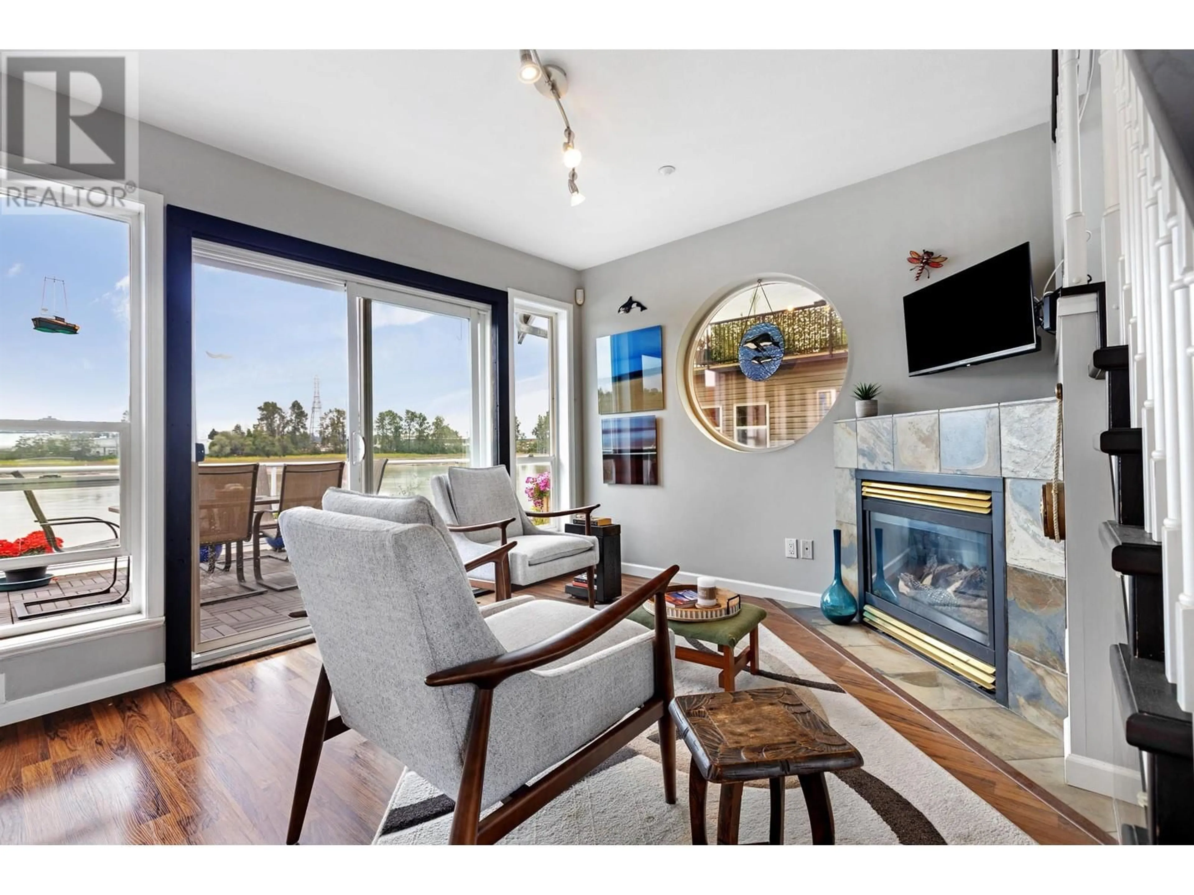 Living room with furniture, wood/laminate floor for 4 - 800 SOUTH DYKE ROAD, New Westminster British Columbia V3M4Z8