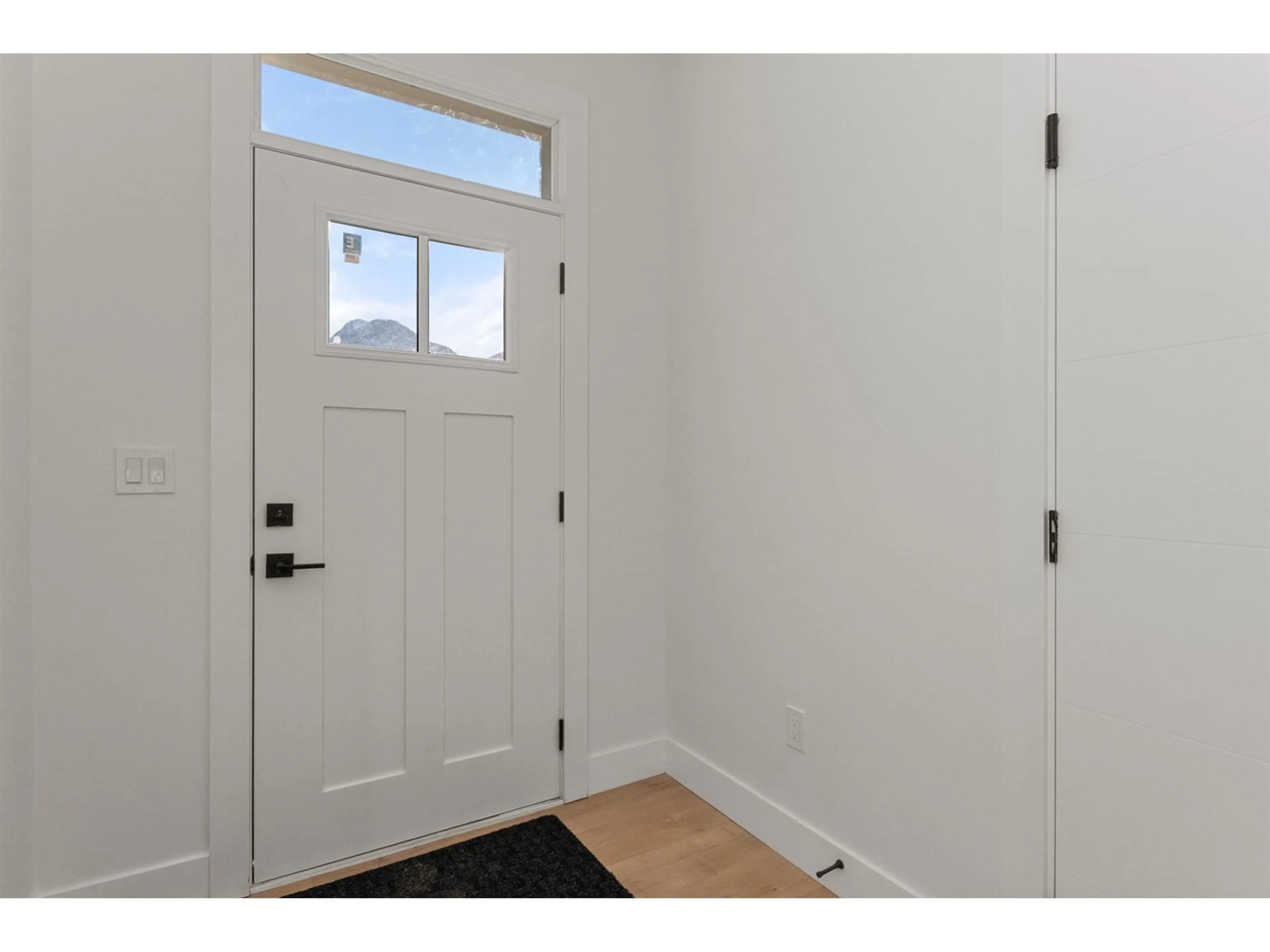 Indoor entryway for 2 - 455 COQUIHALLA STREET, Hope British Columbia V0X1L0