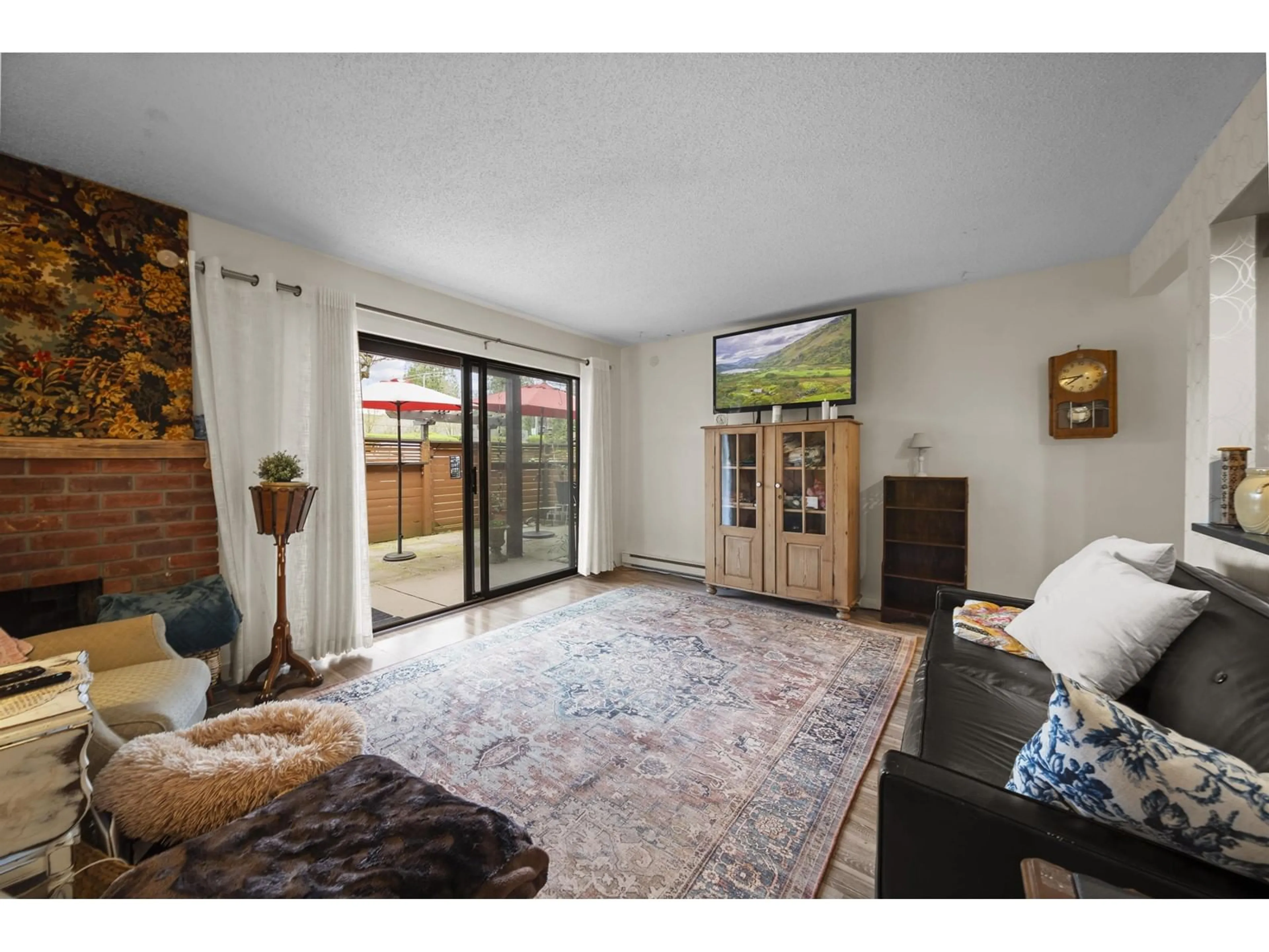 Living room with furniture, unknown for 2004 - 10620 150, Surrey British Columbia V3R7K3