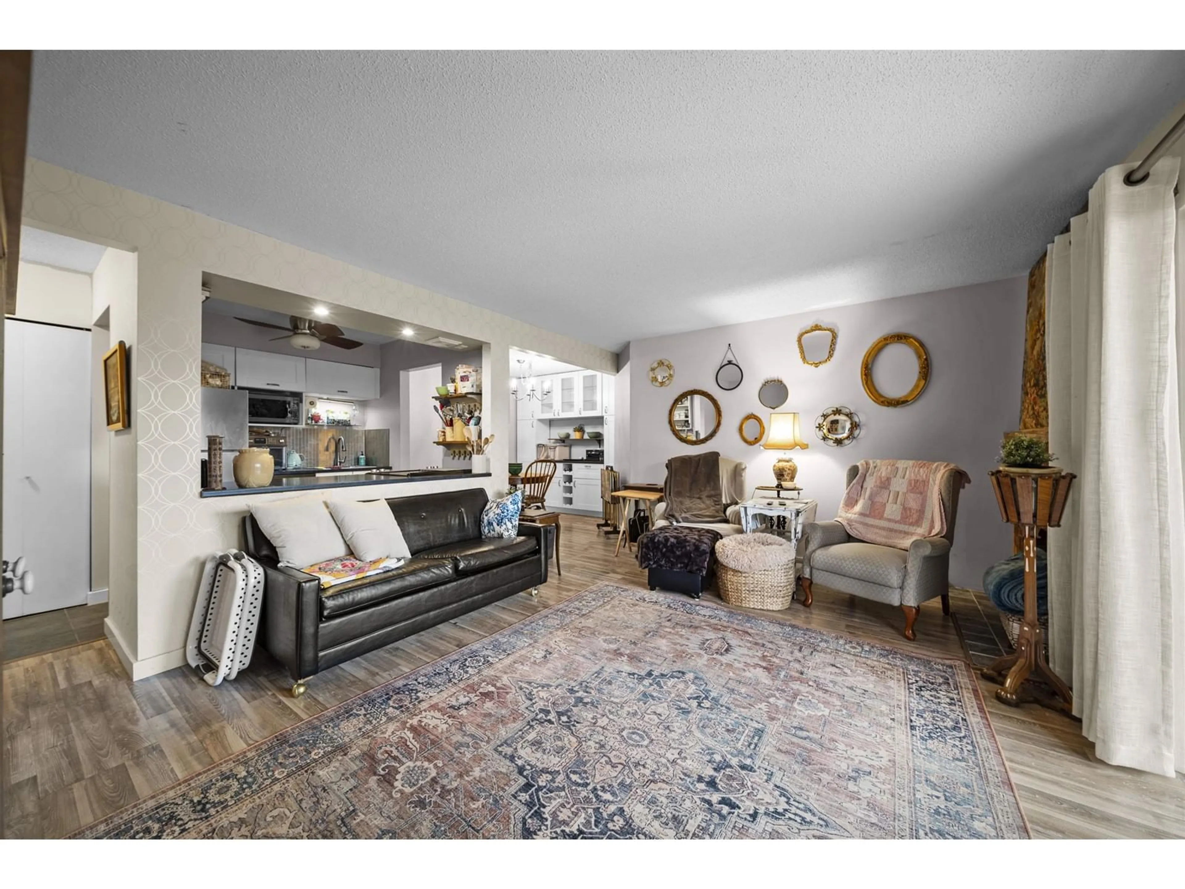 Living room with furniture, unknown for 2004 - 10620 150, Surrey British Columbia V3R7K3