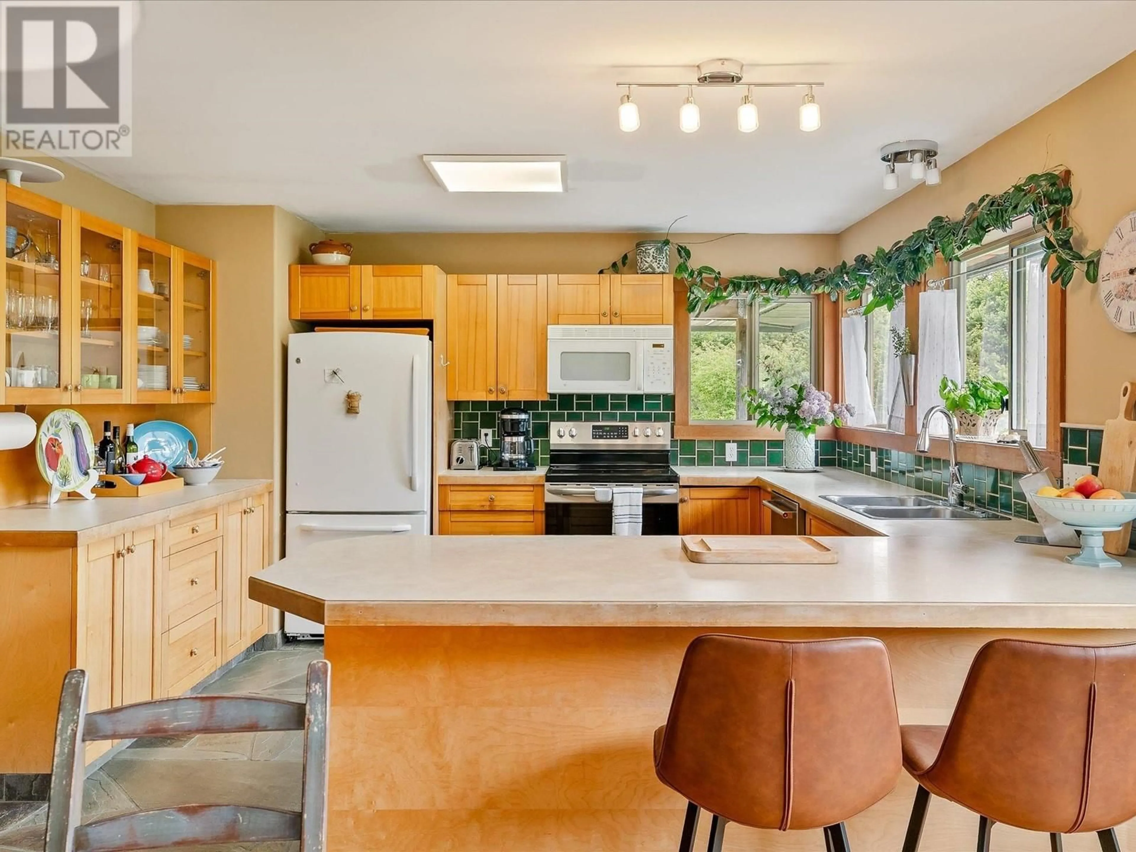 Open concept kitchen, ceramic/tile floor for 1404 PEMBERTON FARM ROAD, Pemberton British Columbia V0N2L0