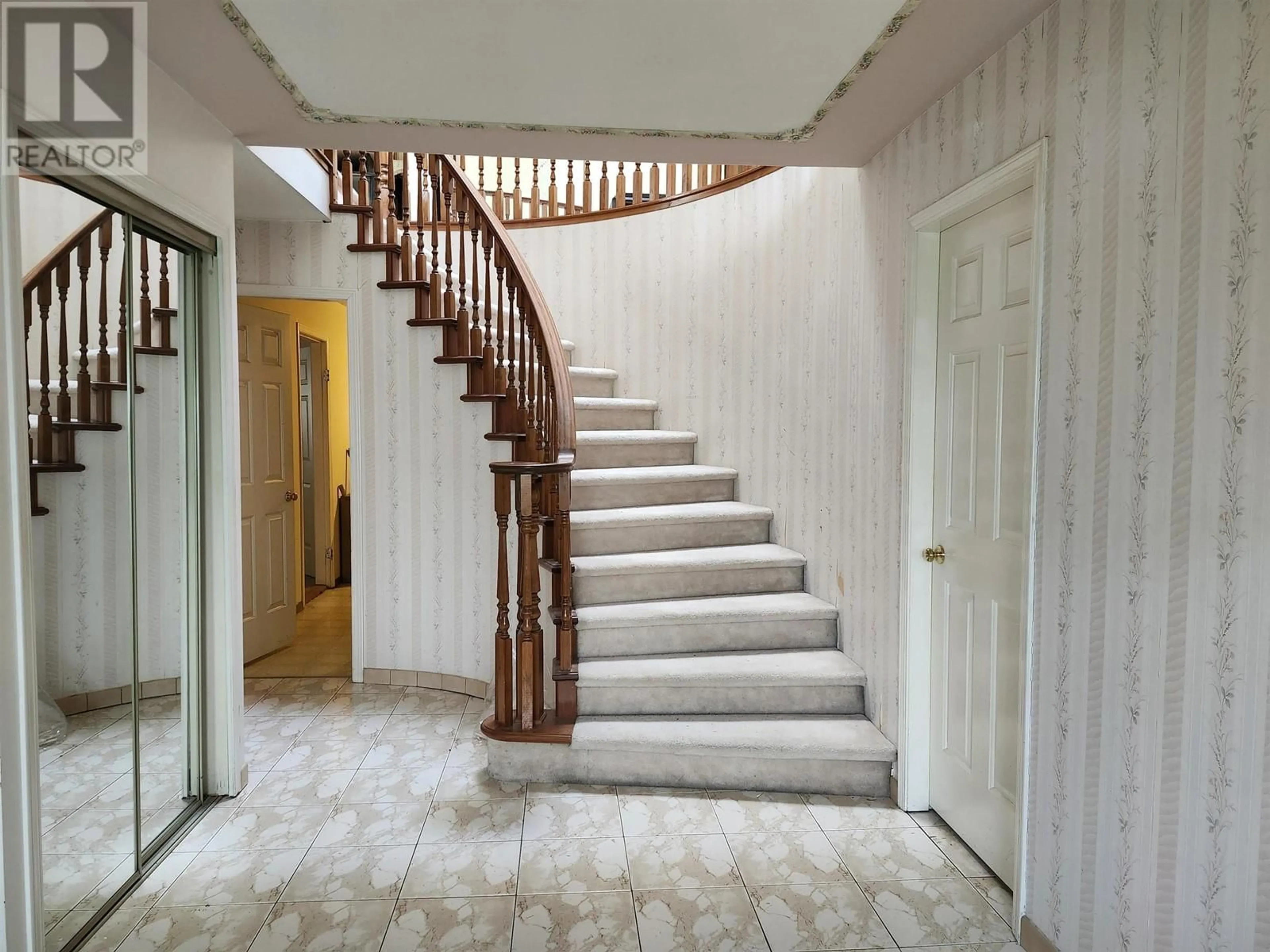 Indoor foyer for 4438 NAPIER STREET, Burnaby British Columbia V5C3H1
