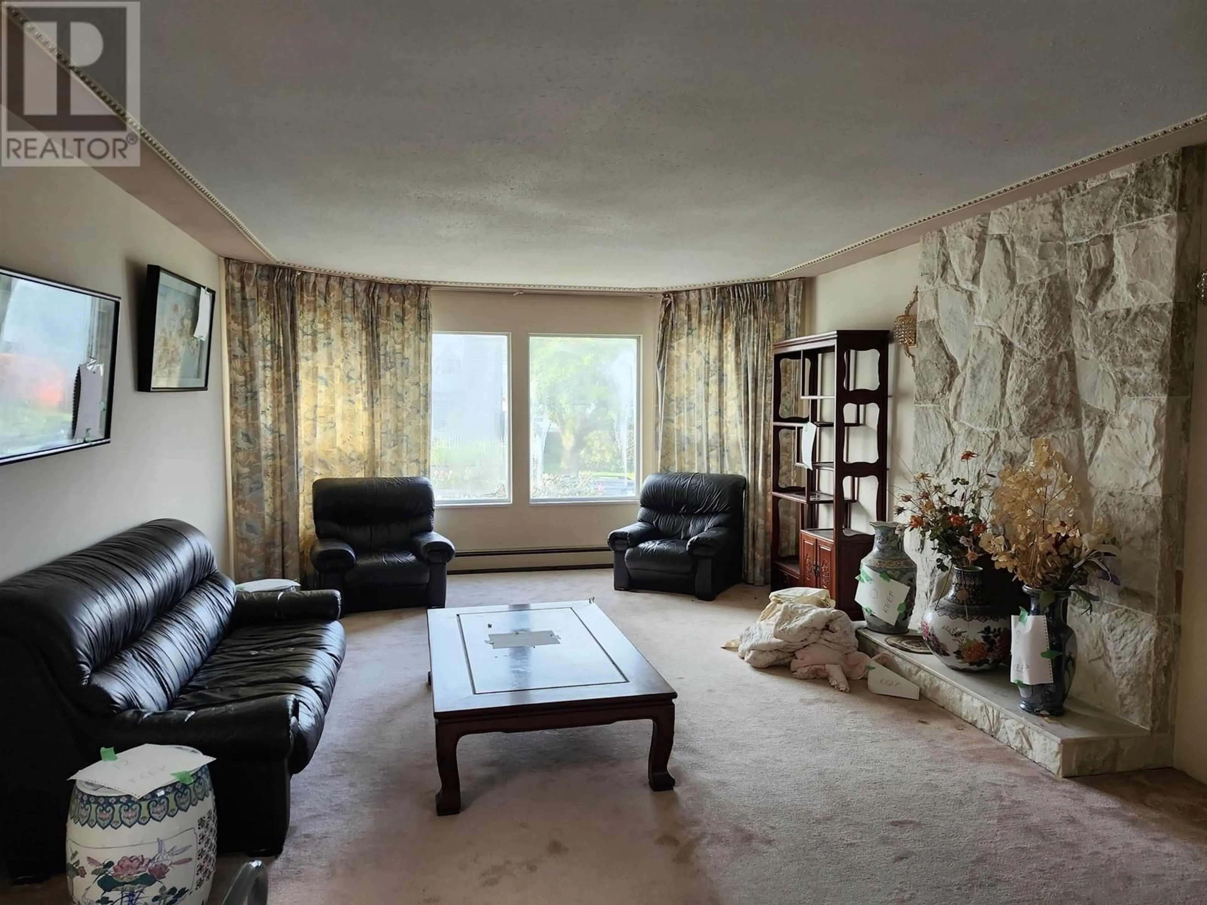 Living room with furniture, unknown for 4438 NAPIER STREET, Burnaby British Columbia V5C3H1