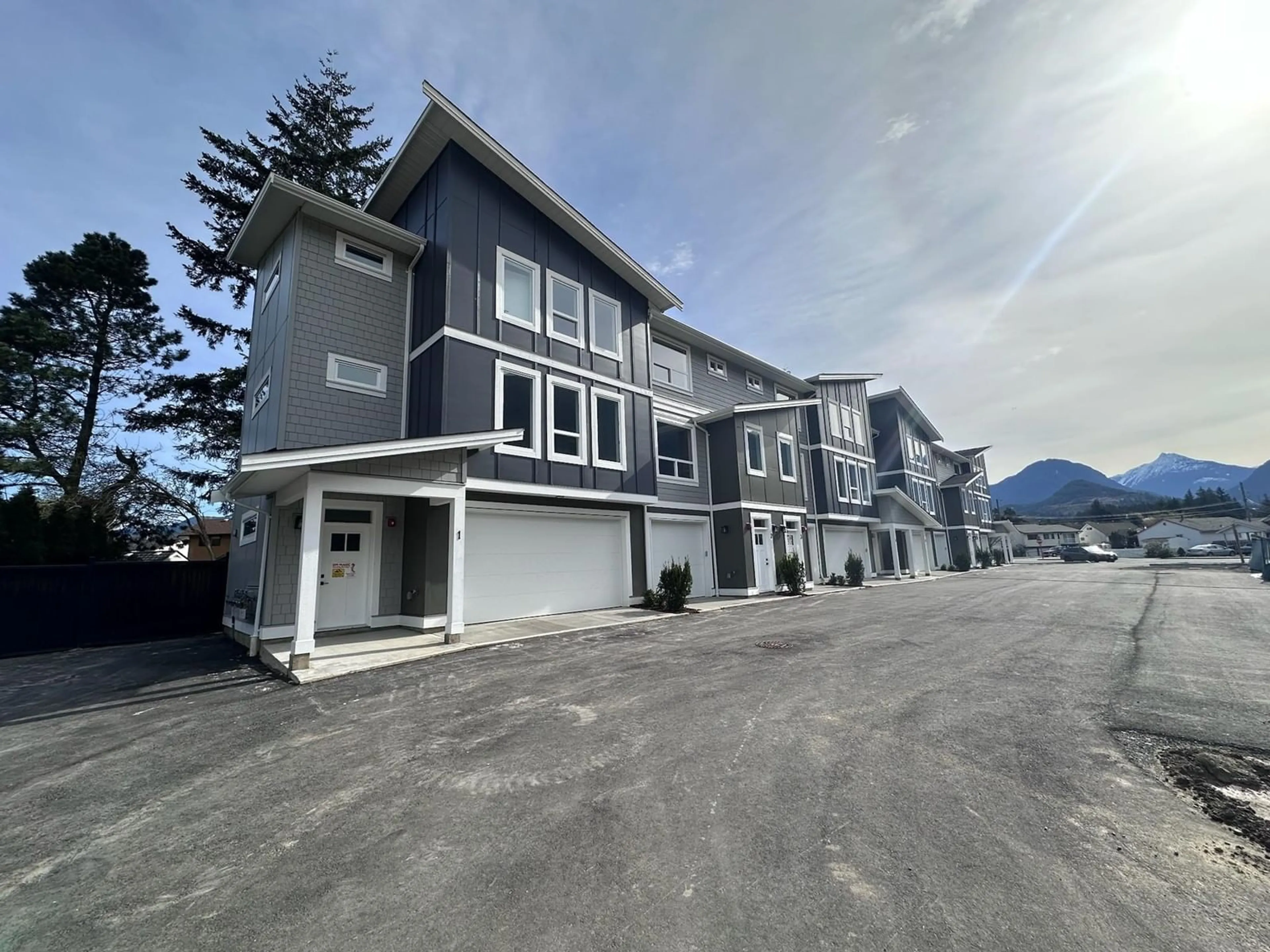 A pic from outside/outdoor area/front of a property/back of a property/a pic from drone, mountain view for 1 - 455 COQUIHALLA STREET, Hope British Columbia V0X1L0