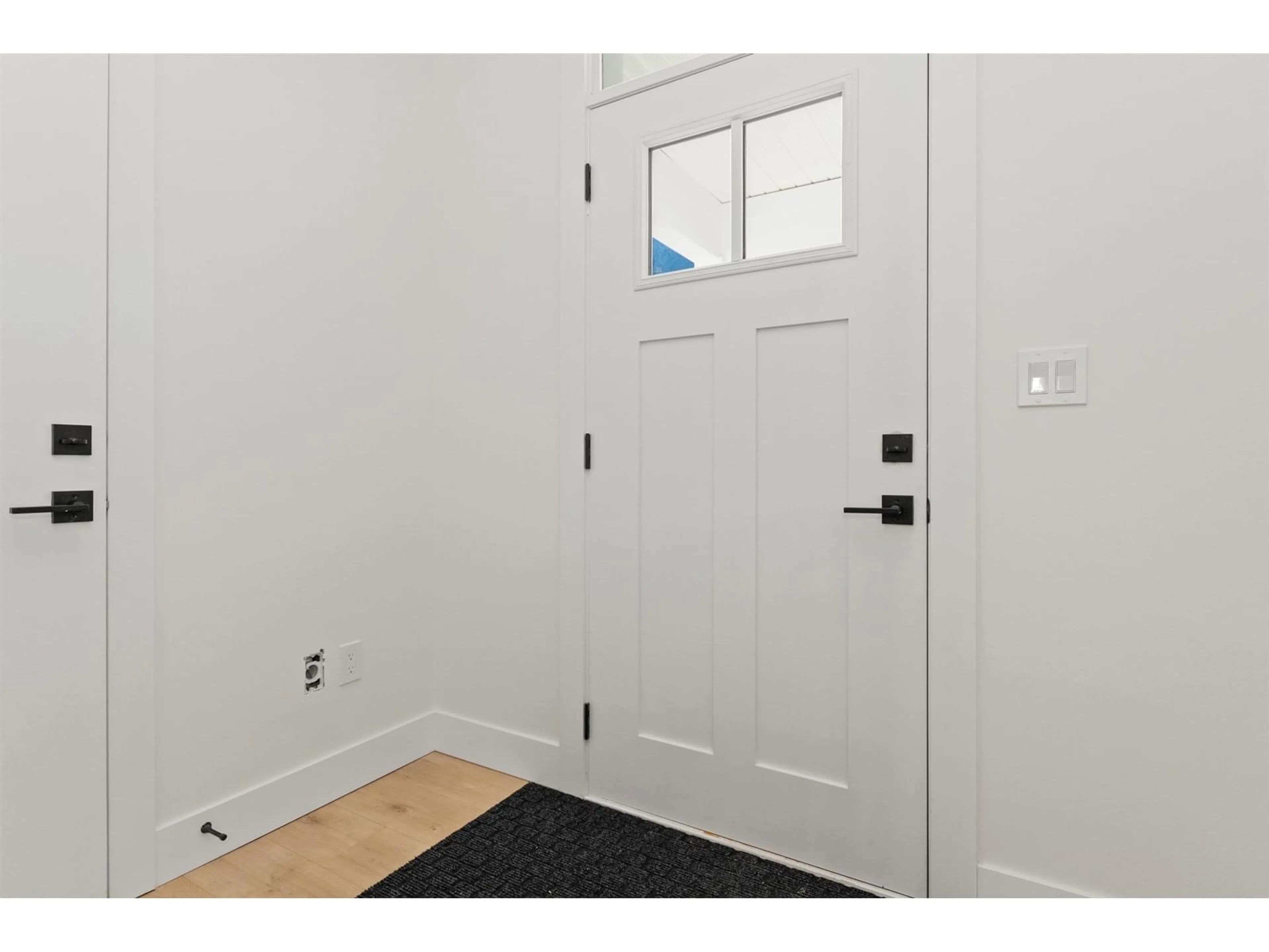 Indoor entryway for 1 - 455 COQUIHALLA STREET, Hope British Columbia V0X1L0