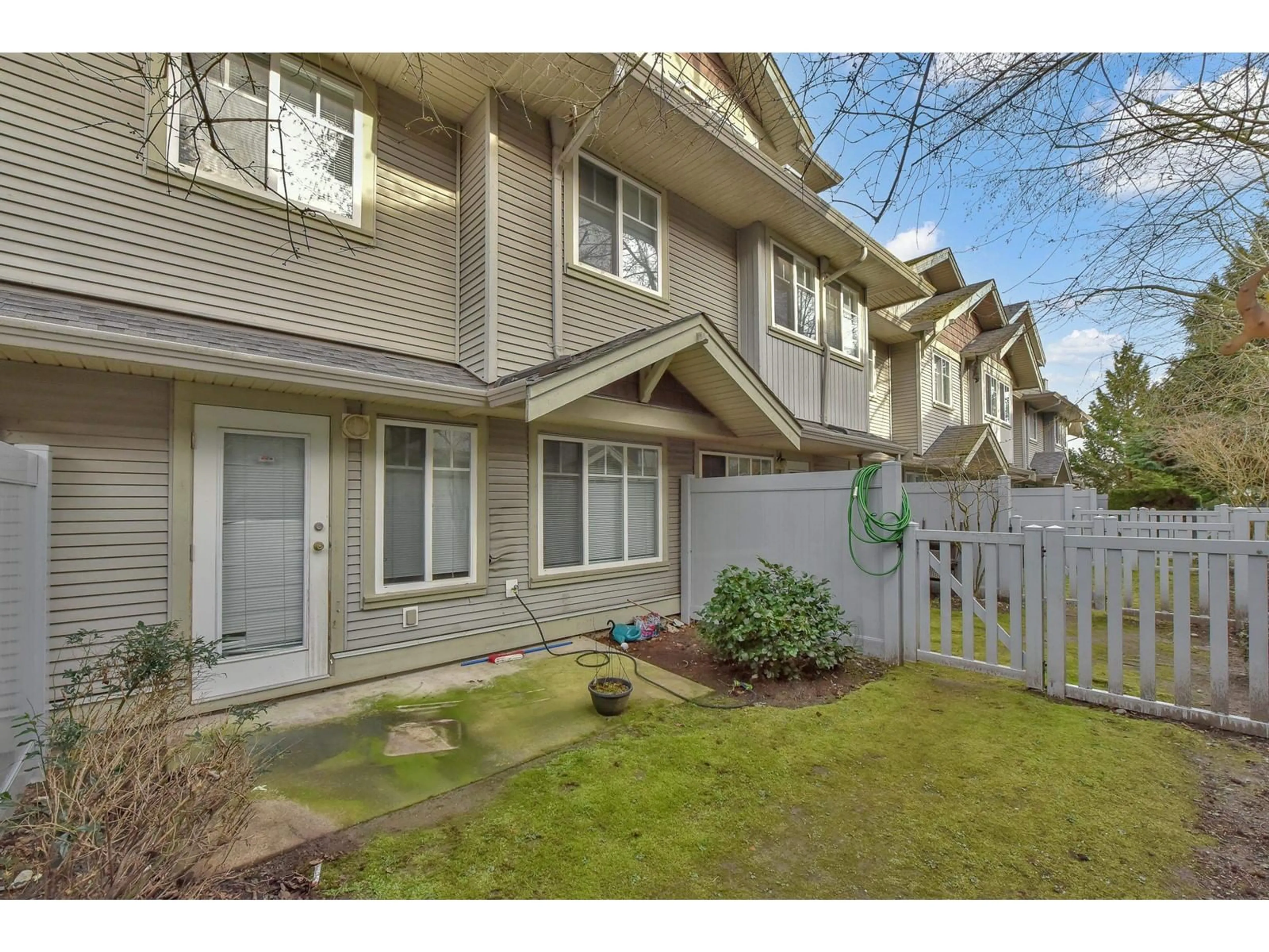 Patio, street for 76 - 12040 68, Surrey British Columbia V3W1P5